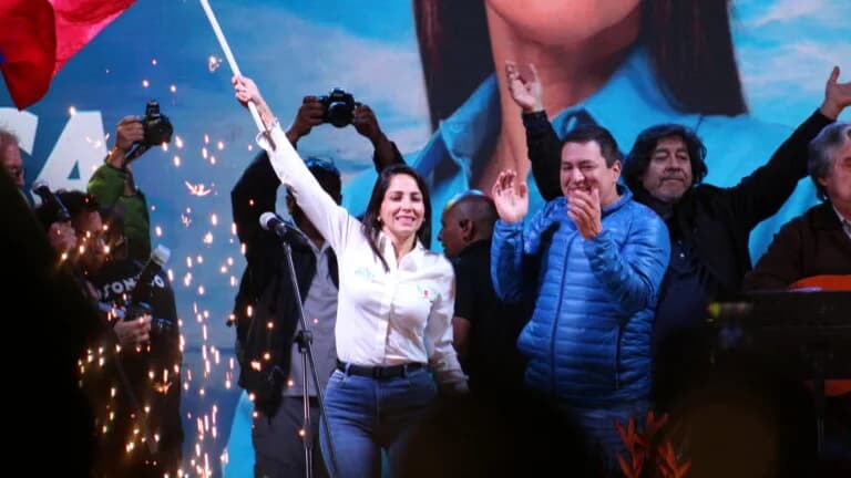 Luisa González durante ato de campanha no Equador