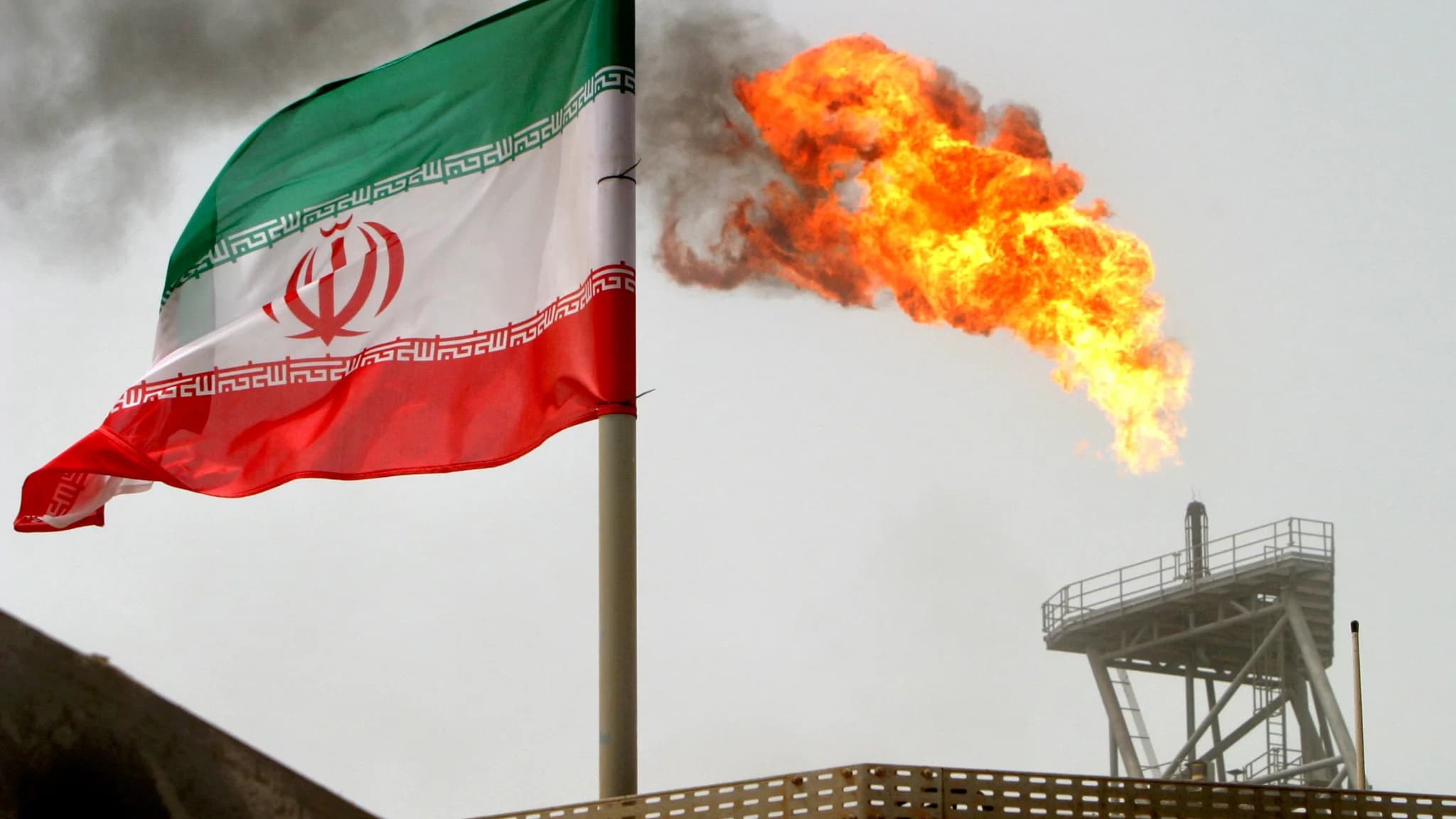 Refinaria de petróleo com a bandeira do Irã acima, guerra fez preço dos combustíveis aumentar bastante.