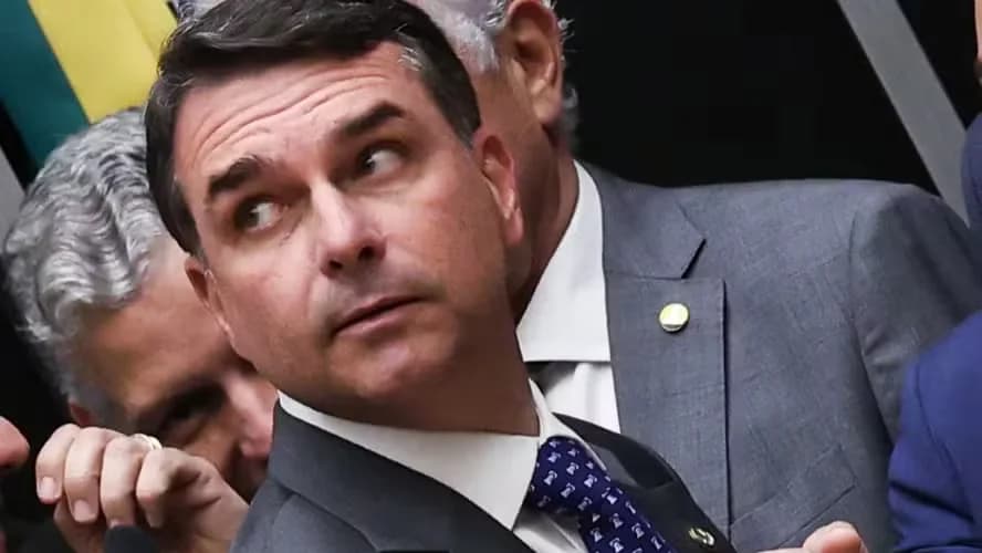 Flávio Bolsoanro perde apoio da centro-direita