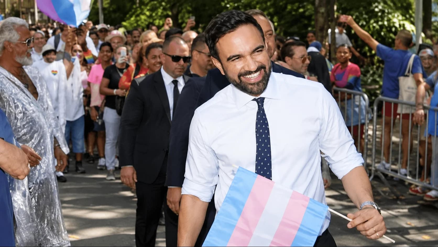Prefeito de Nova Iorque com a bandeira trans