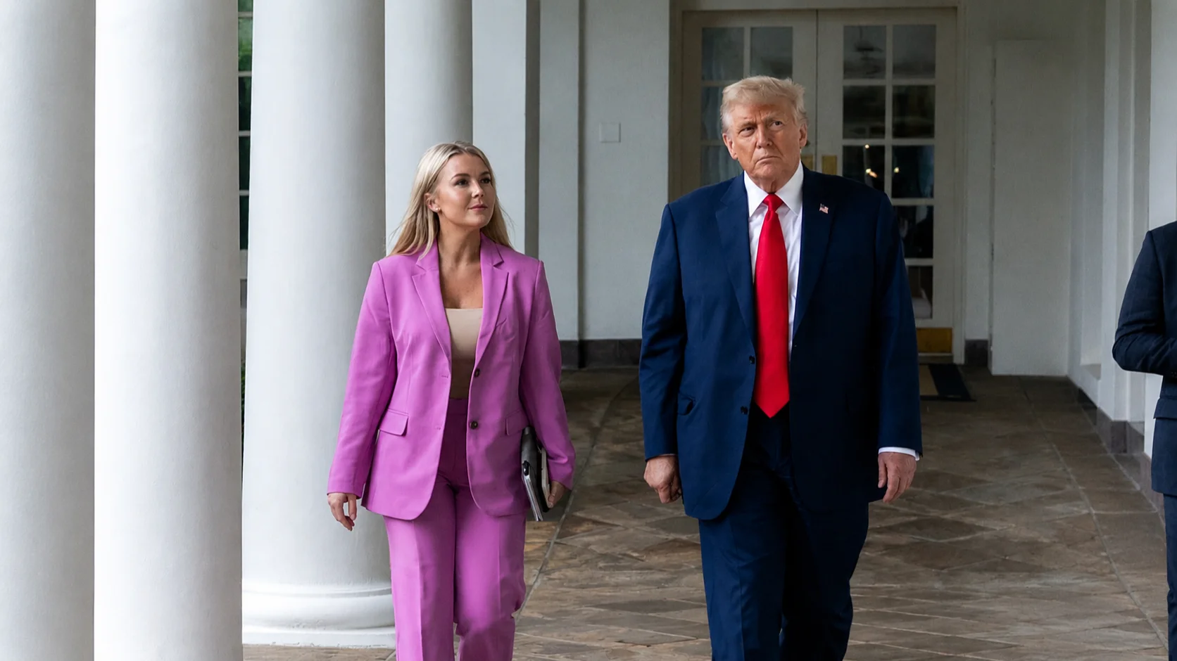 Secretaria de imprensa de Trump deixa emprego para se dedicar à maternidade