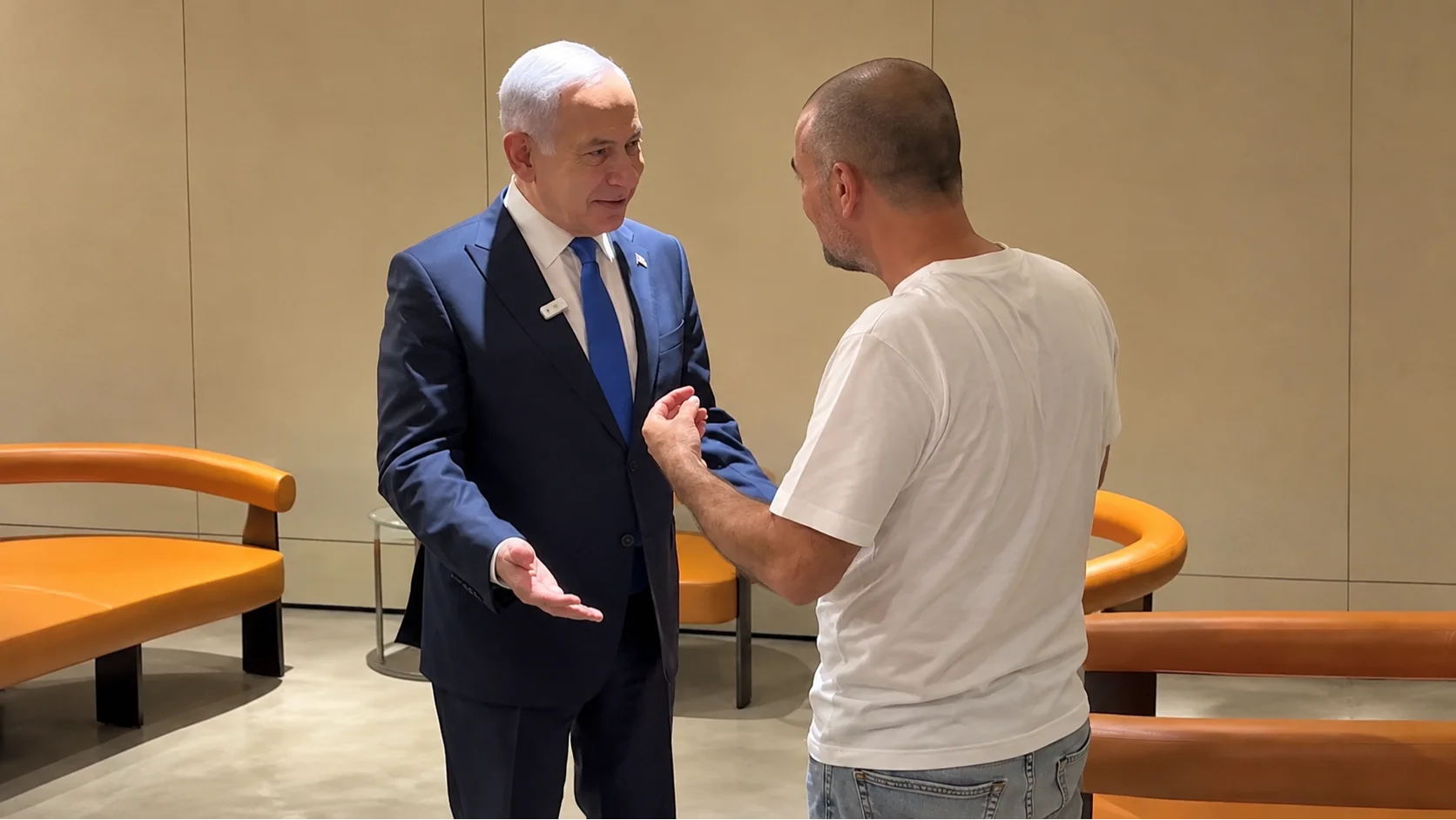 Netanyahu encontrando um dos passageiros que ajudaram a evitar atentado