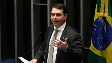 Flávio Bolsonaro falando no Congresso