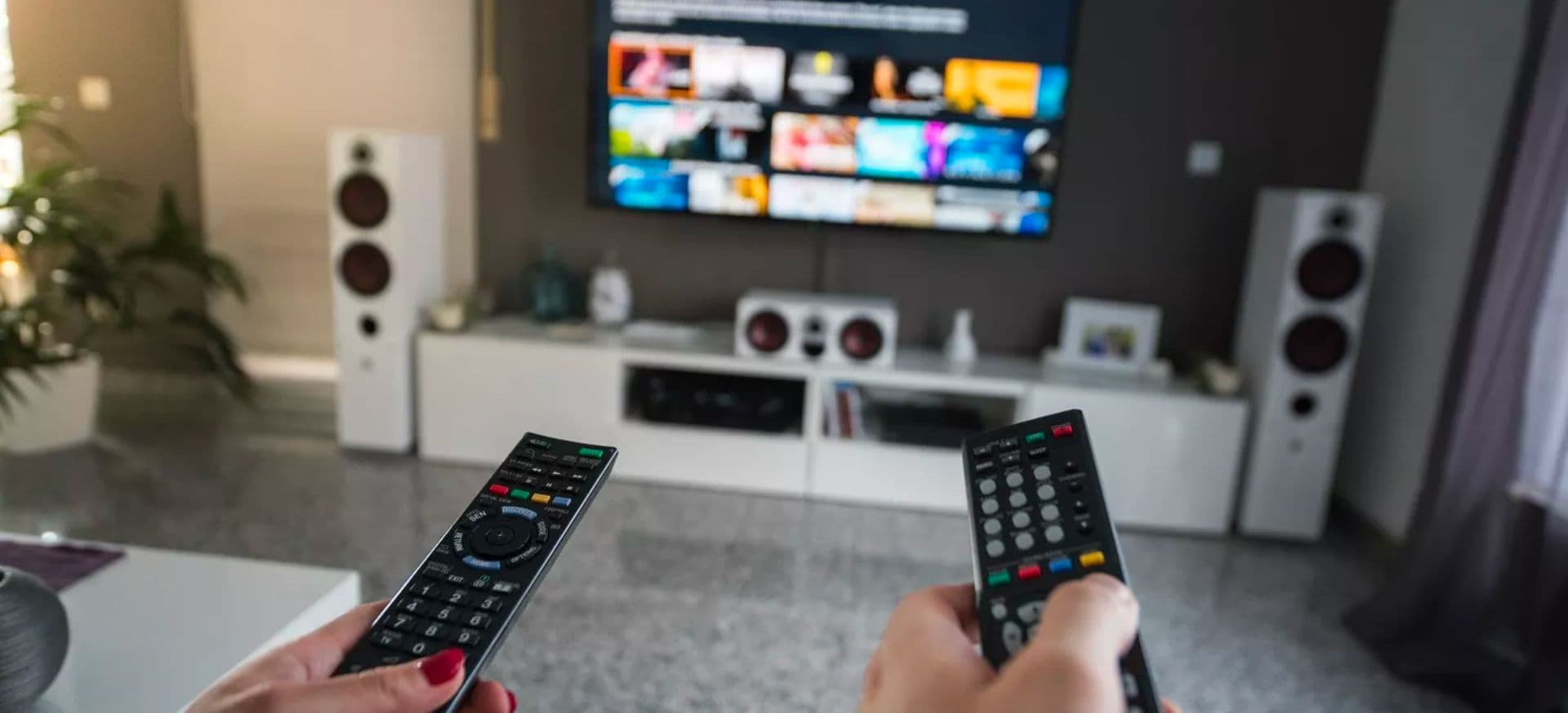 Pessoas selecionando filme em streaming