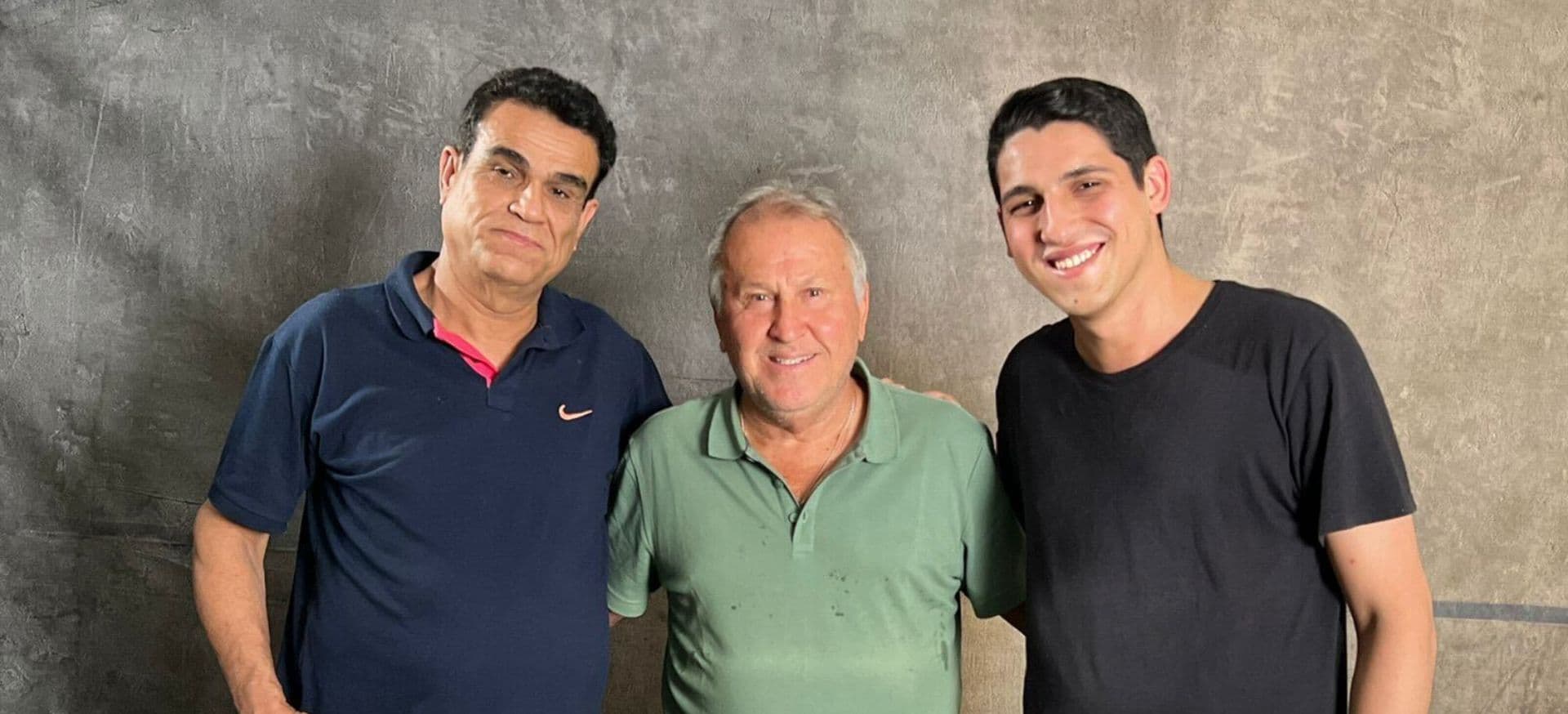 Diego e Laerce Rosa com o ídolo e craque Zico.