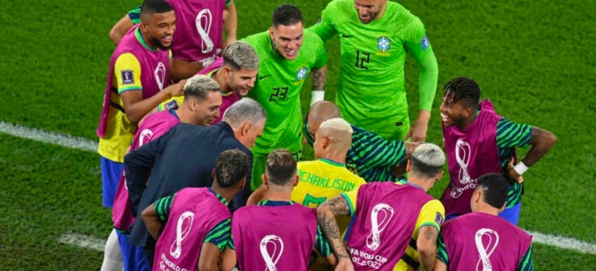 Seleção brasileira comemora o gol de Richarlison com dança do Pombo