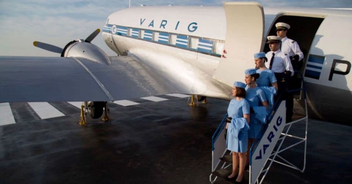 Antiga aeronave da Varig com sua tripulação