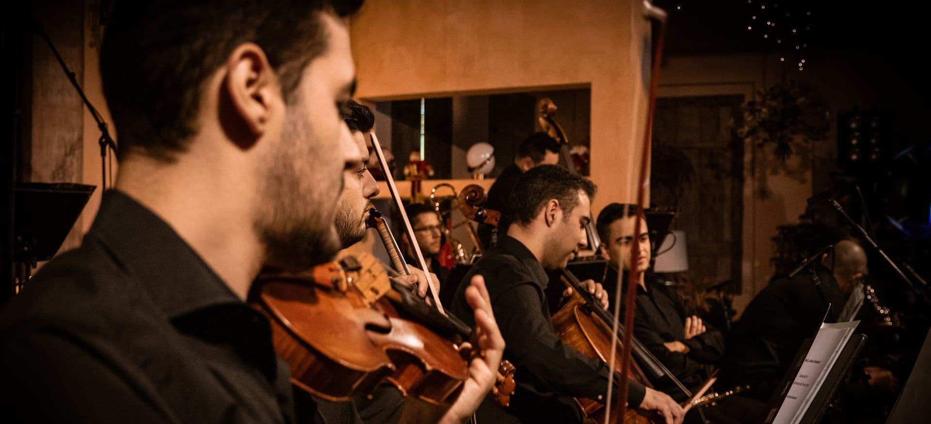 Orquestra musical e coral no Especial de Natal da Brasil Paralelo