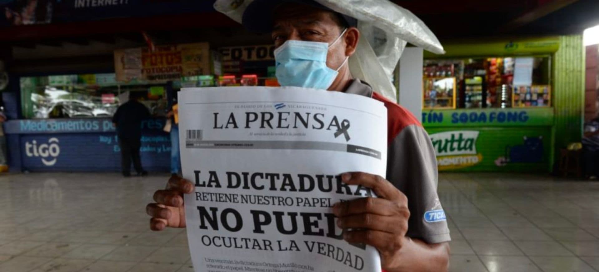 Nicaraguense segurando jornal impresso que foi censurado por Daniel Ortega