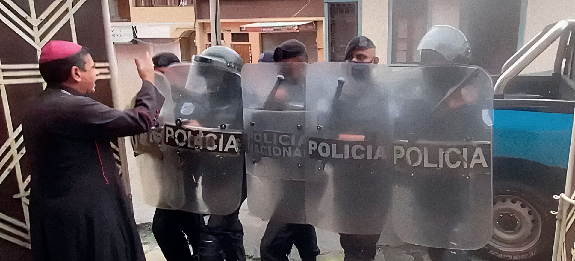 Dom Rolando José Álvarez canta para os policias que foram lhe prender