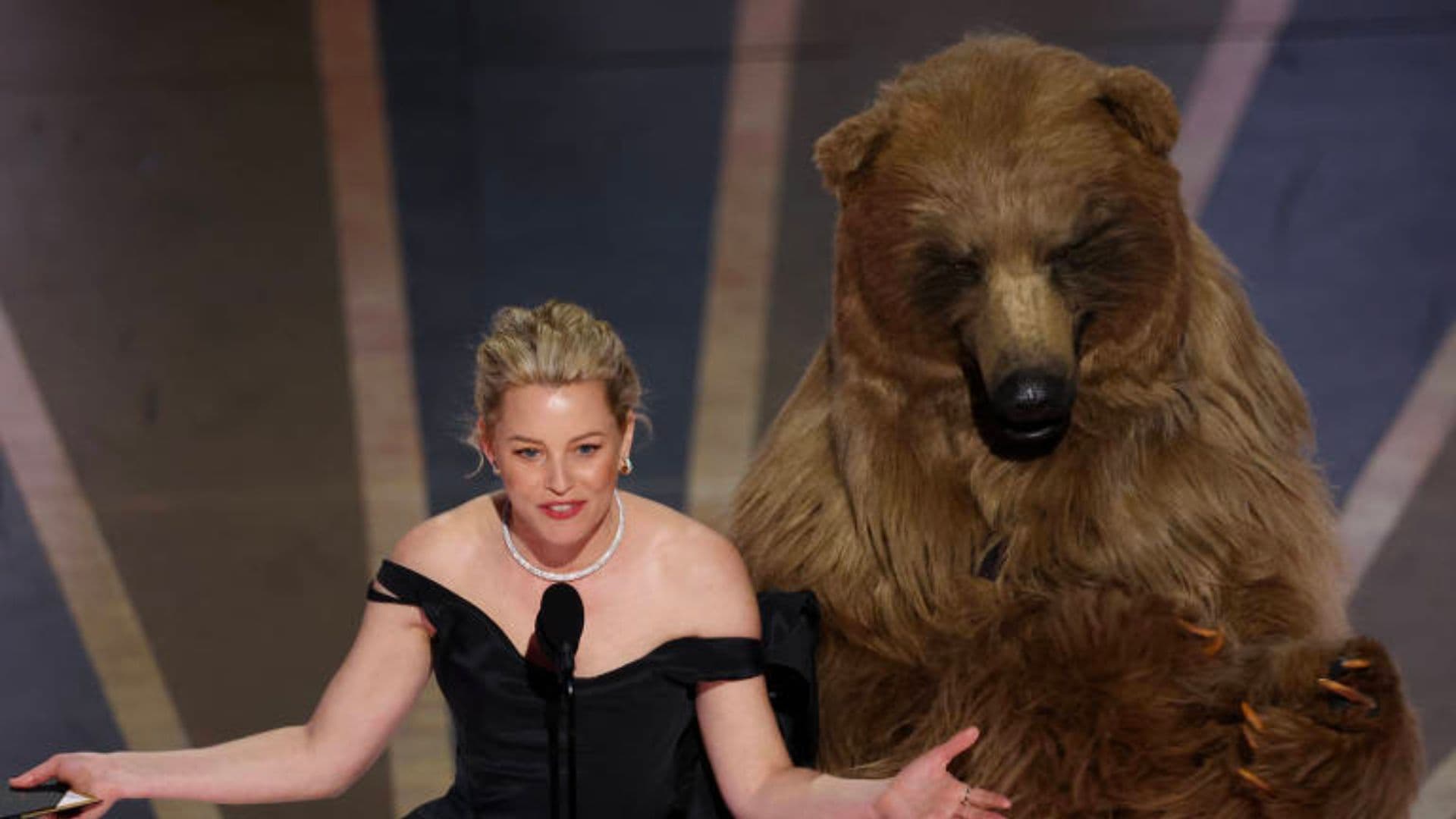 Elizabeth Banks e o urso no Oscar 2023