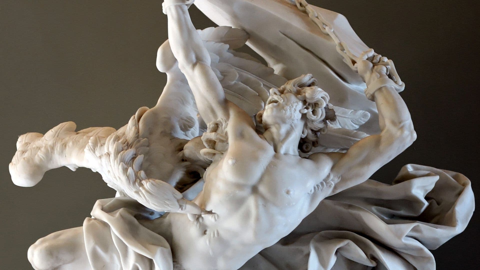 Prometeu da mitologia grega atacado por uma água em escultura de pedra