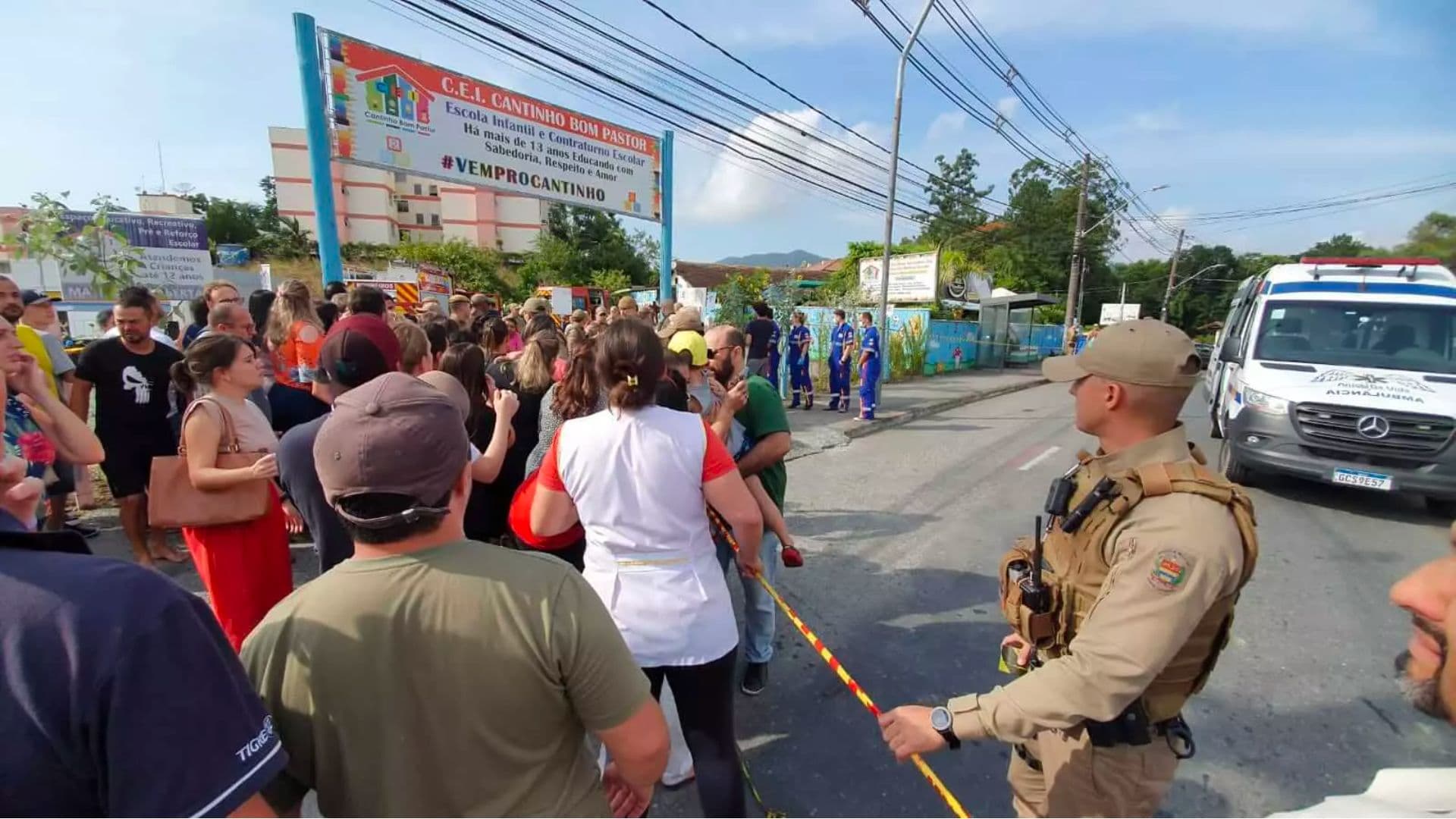 Policiais, famílias e bombeiros na porta da creche que foi vítima de ataque