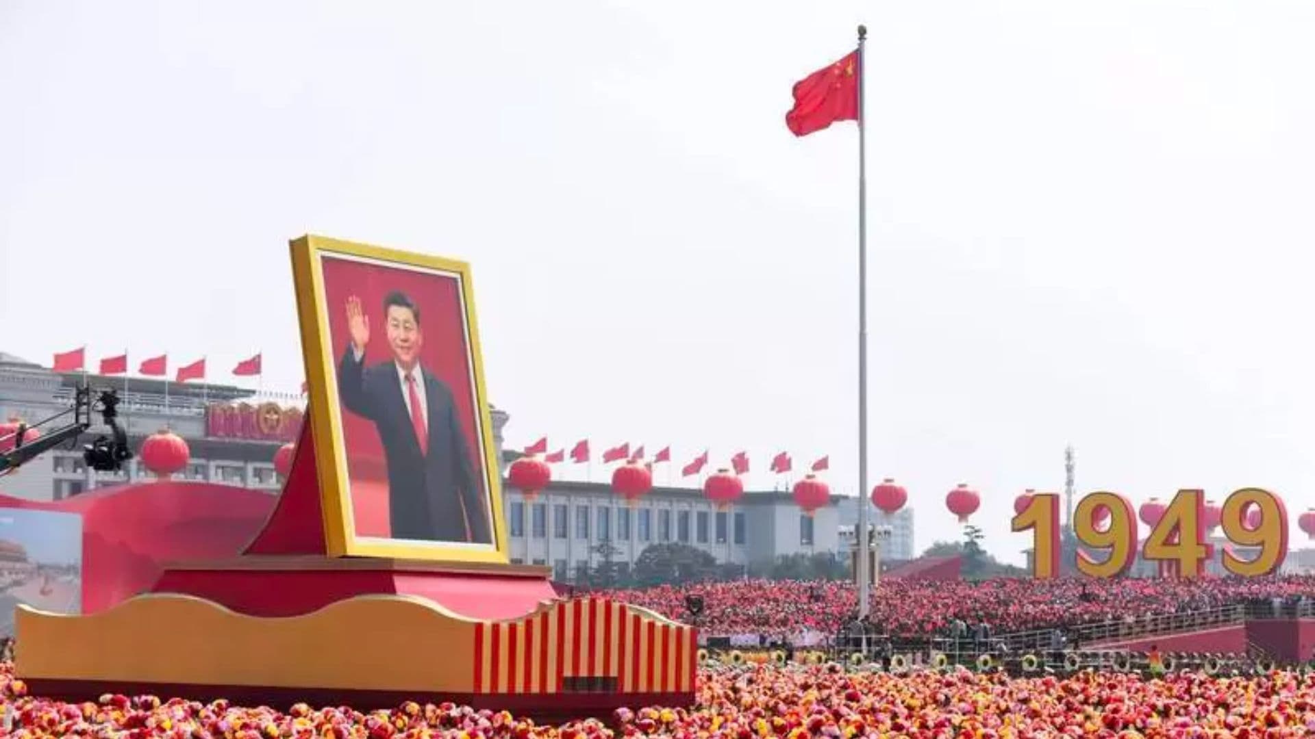 Desfile em Pequim exibe retrato gigante de Xi Jinping