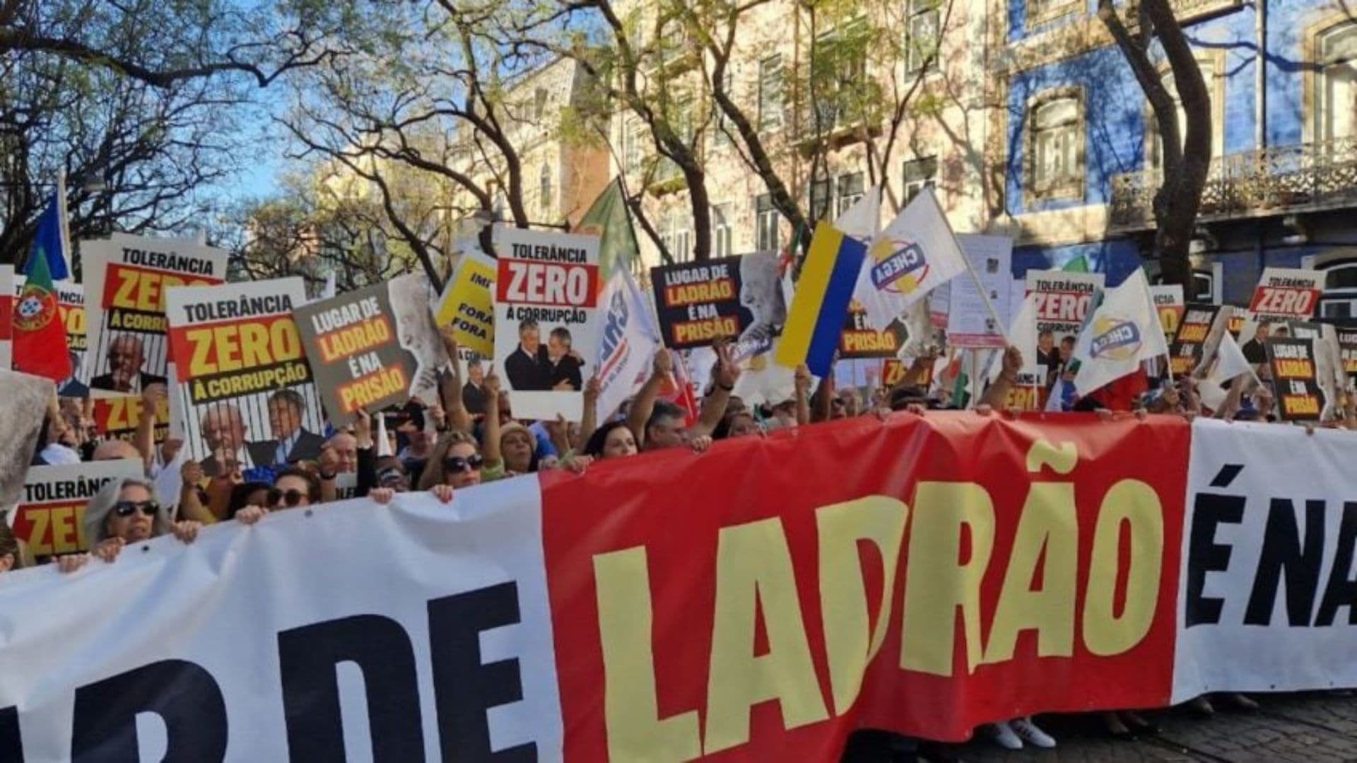 Lula vaiado em Portugal
