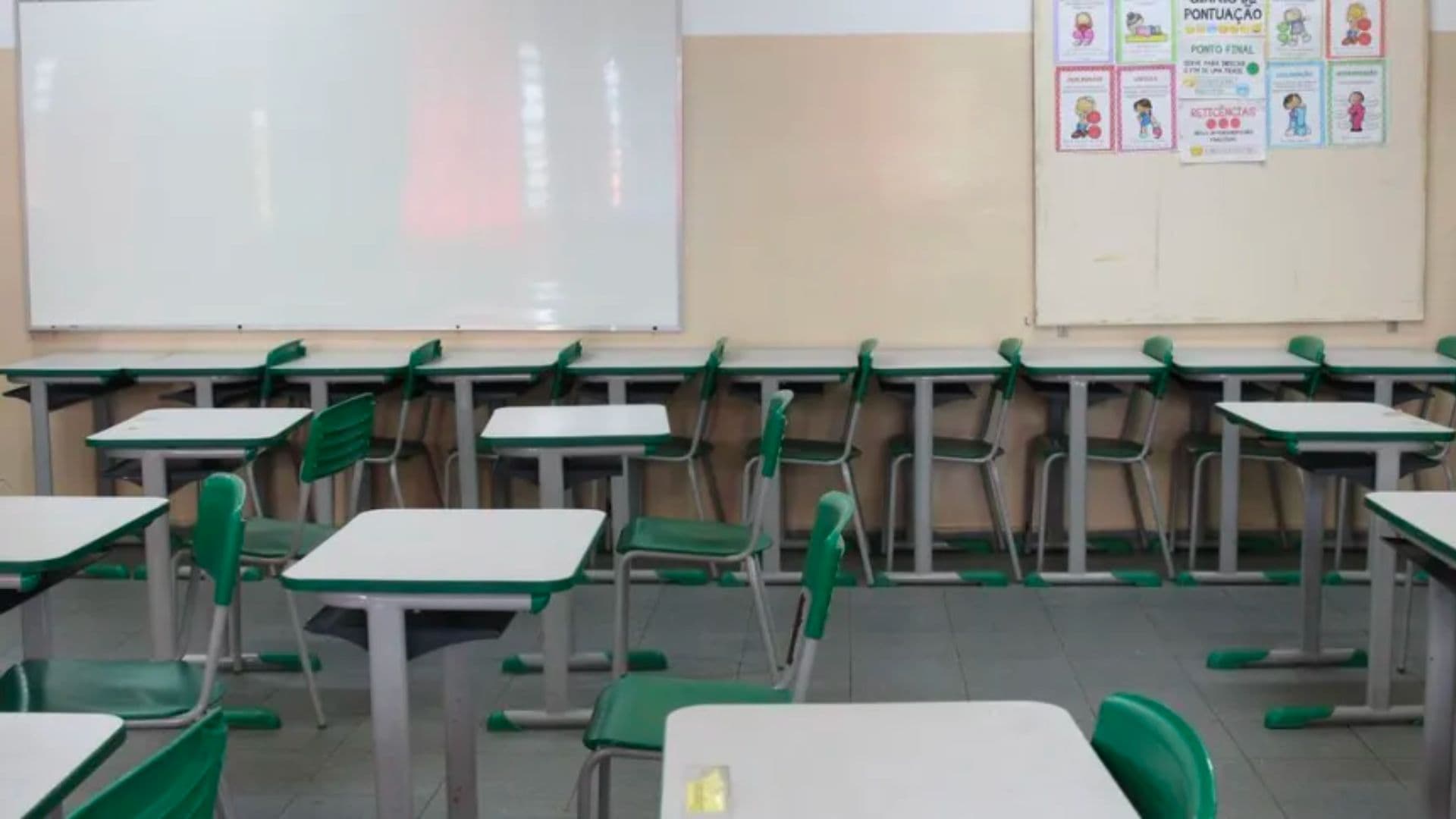 Sala de aula de escola pública brasileira.
