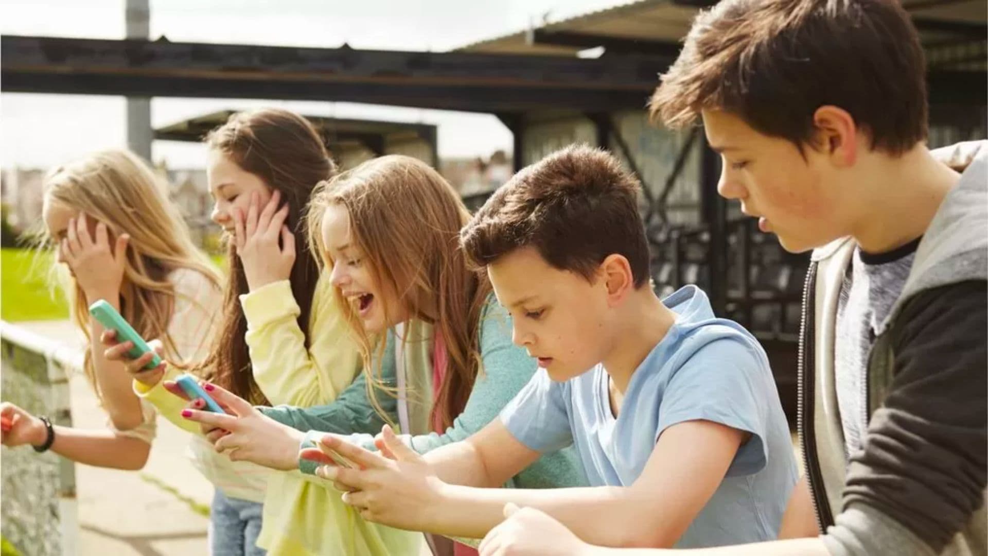 Crianças e jovens usando celulares.