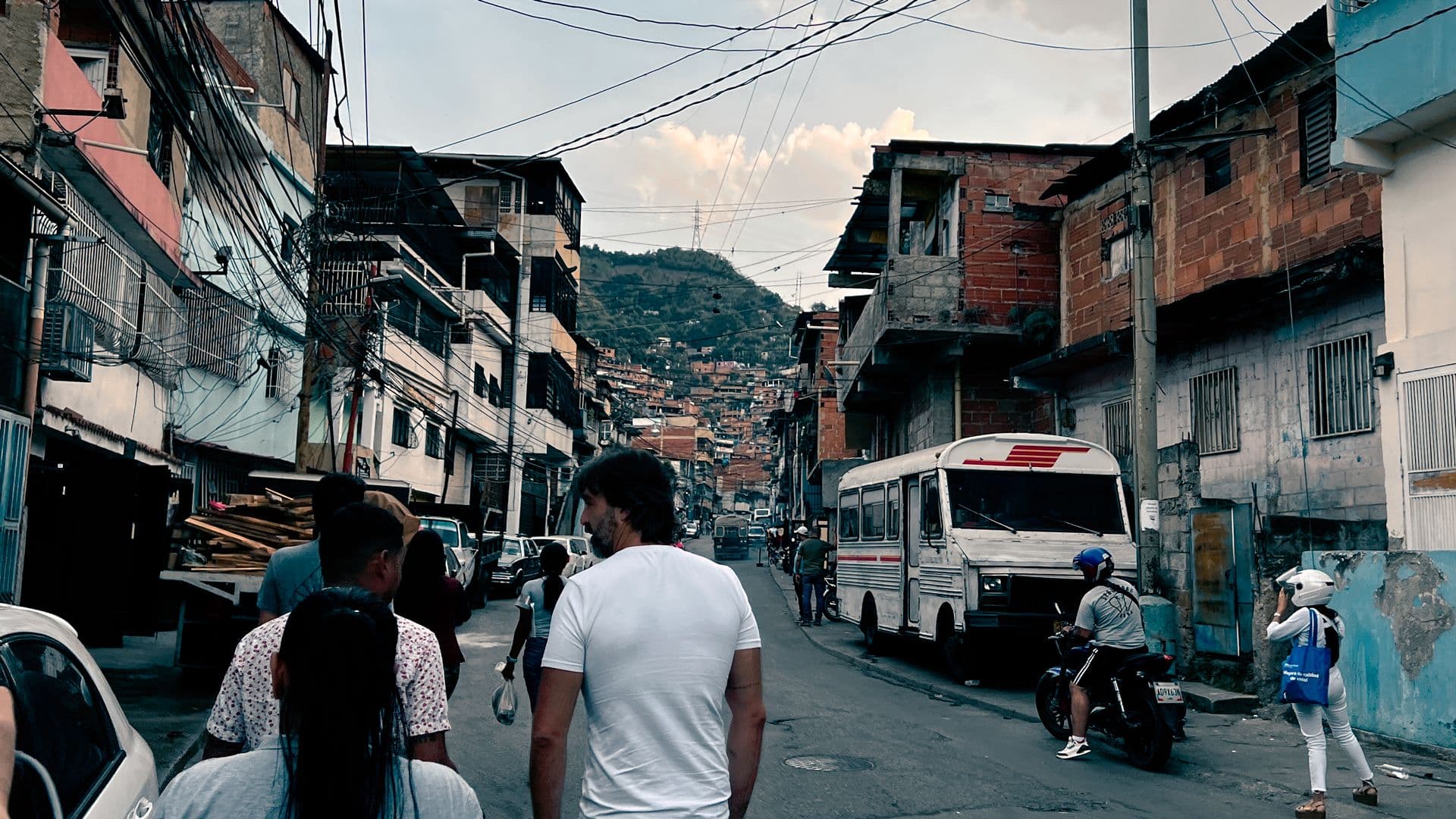 Bruno Musa e a equipe da Brasil Paralelo em Caracas, na Venezuela.