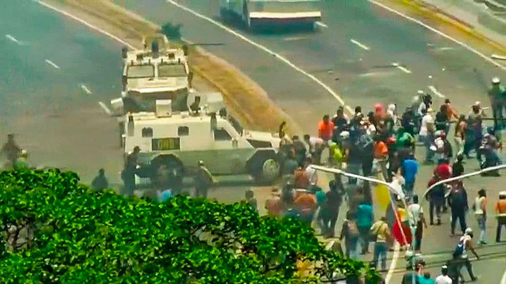 Veículo militar avança contra manifestantes em Caracas.