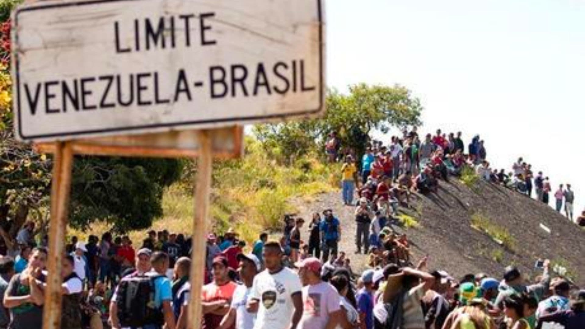 Refugiados venezuelanos na fronteira com o Brasil.