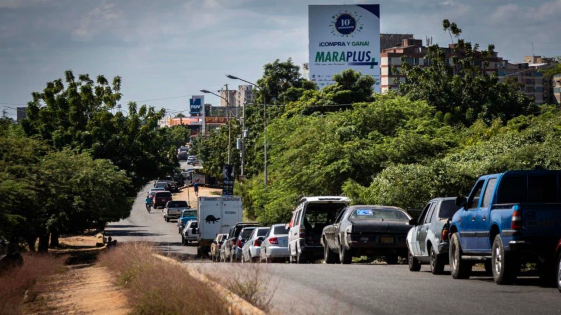 Fila para abastecer em Maracaibo, capital do estado de Zulia.