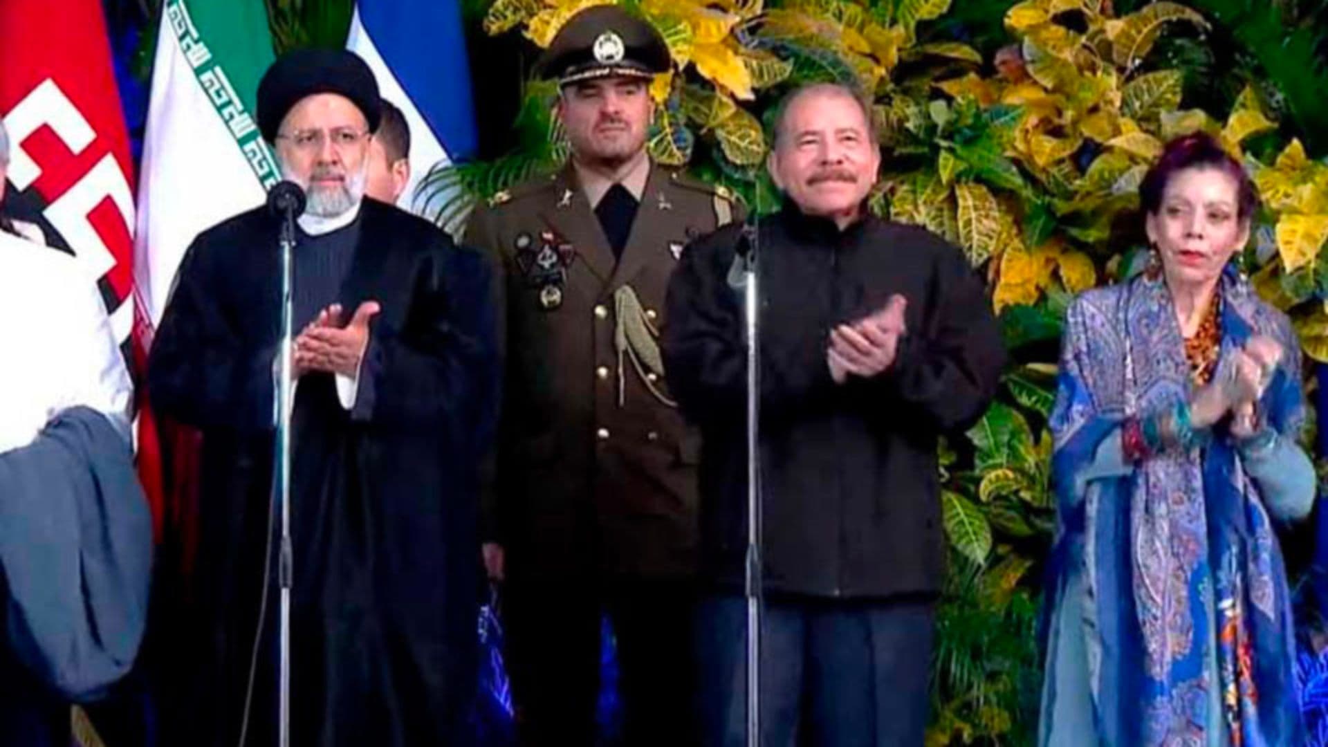 O presidente do Irã, Ebrahim Raisi, ao lado do ditador da Nicarágua, Daniel Ortega, e a esposa deste, Rosario Murillo, em Manágua, em visita nesta semana