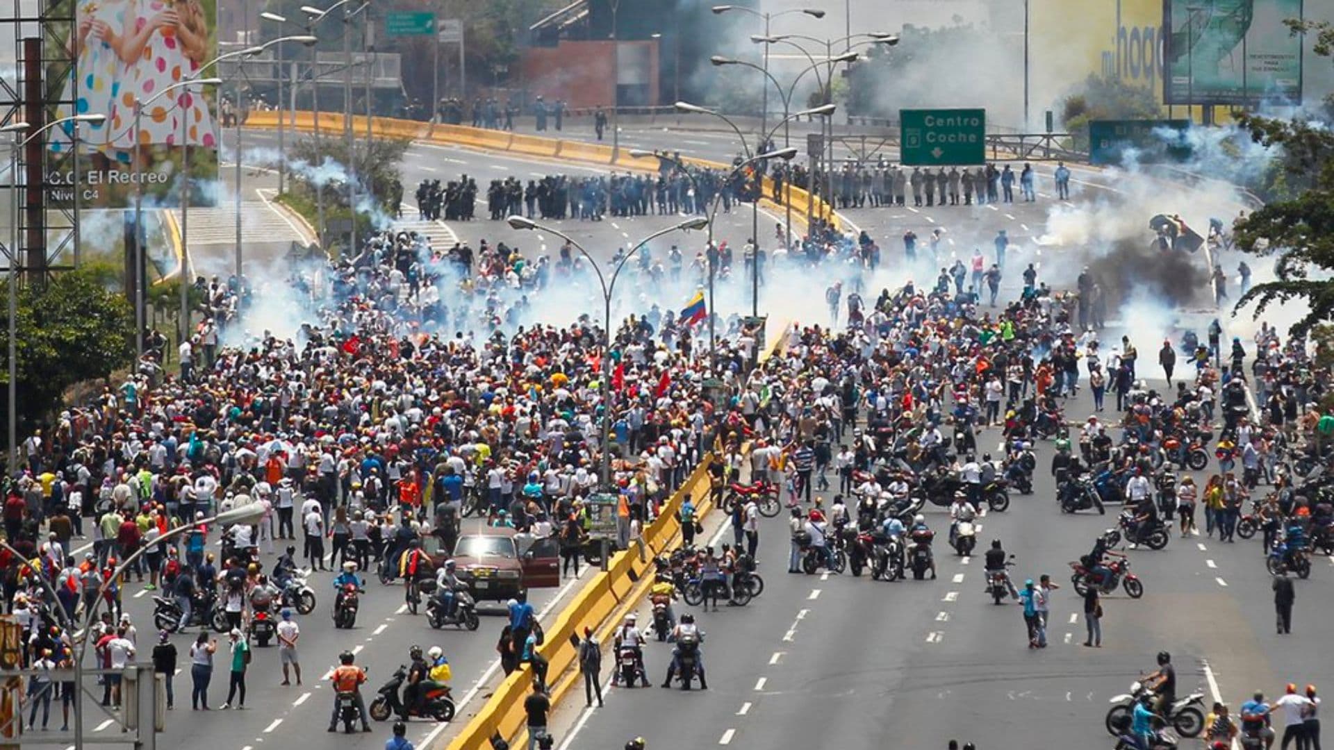 Manifestantes em protesto contra o governo do presidente Nicolás Maduro, em Caracas, Venezuela. 11/04/2017.