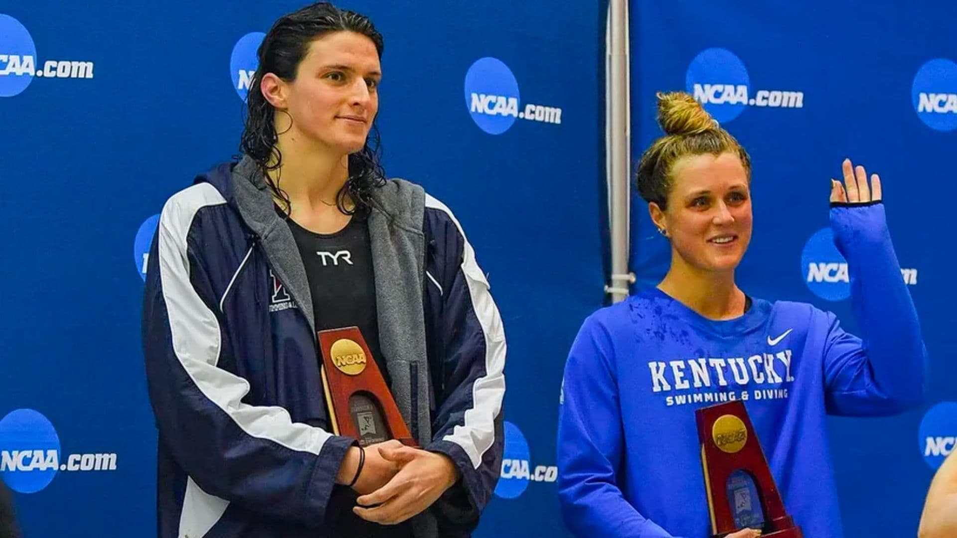 Lia Thomes e Riley Games na liga NCAA de natação.