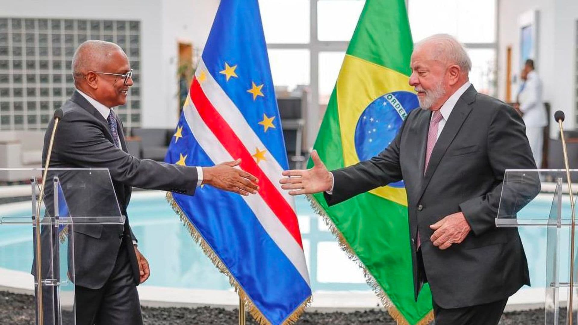 Lula cumprimentando o presidente de Cabo Verde, José Maria Neves.