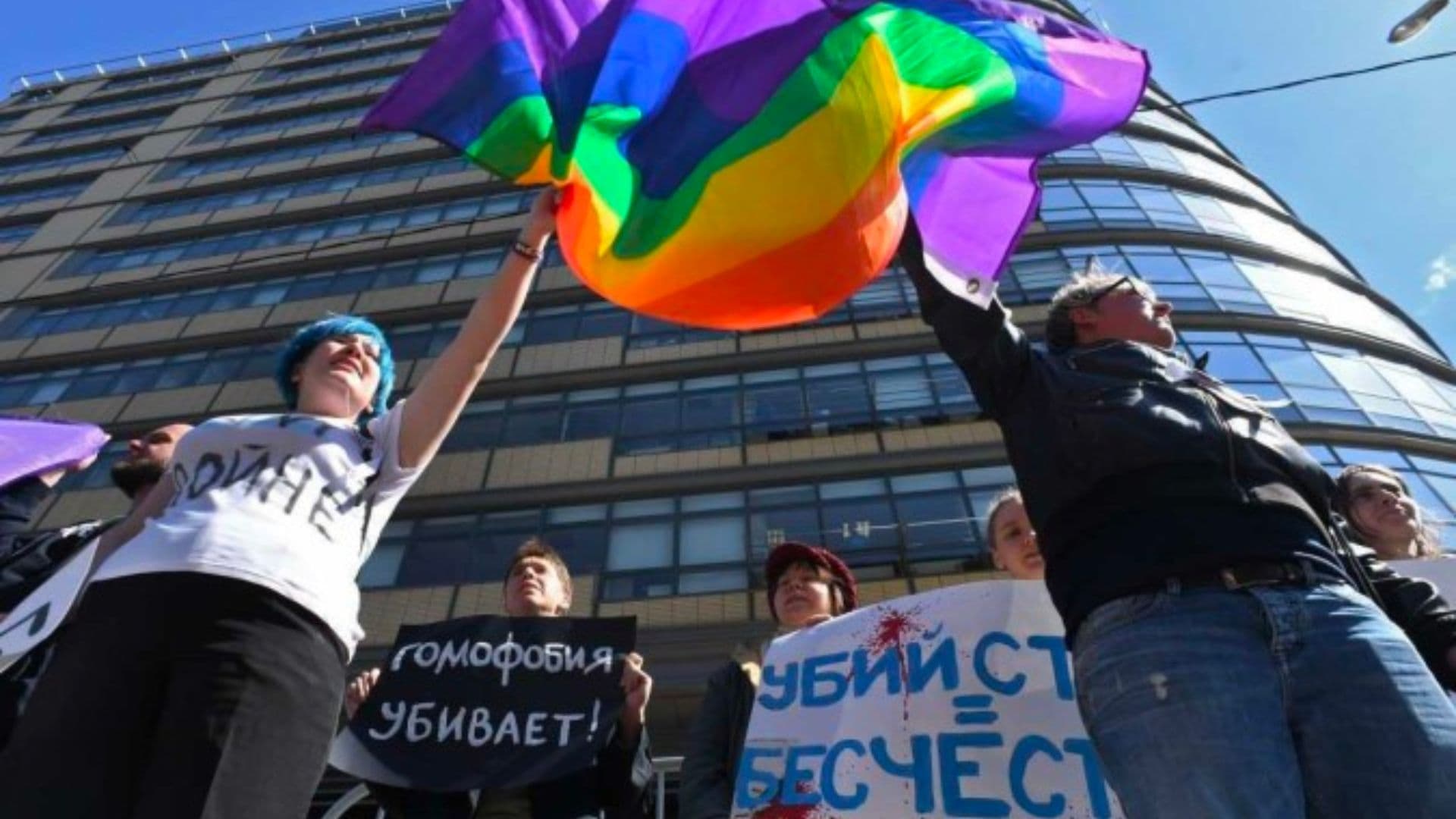 Ativistas russos a favor dos direitos da comunidade LGBTQIA+ protestam na região central de Moscou