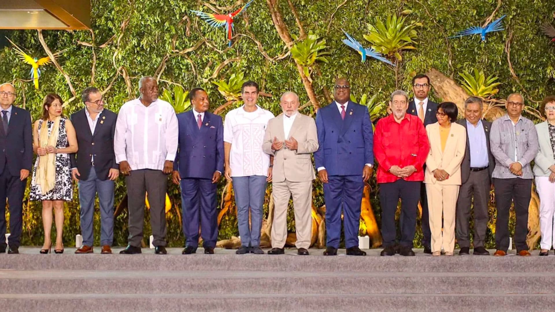 Cúpula da Amazônia: autoridades de países convidados posam para foto oficial em Belém.