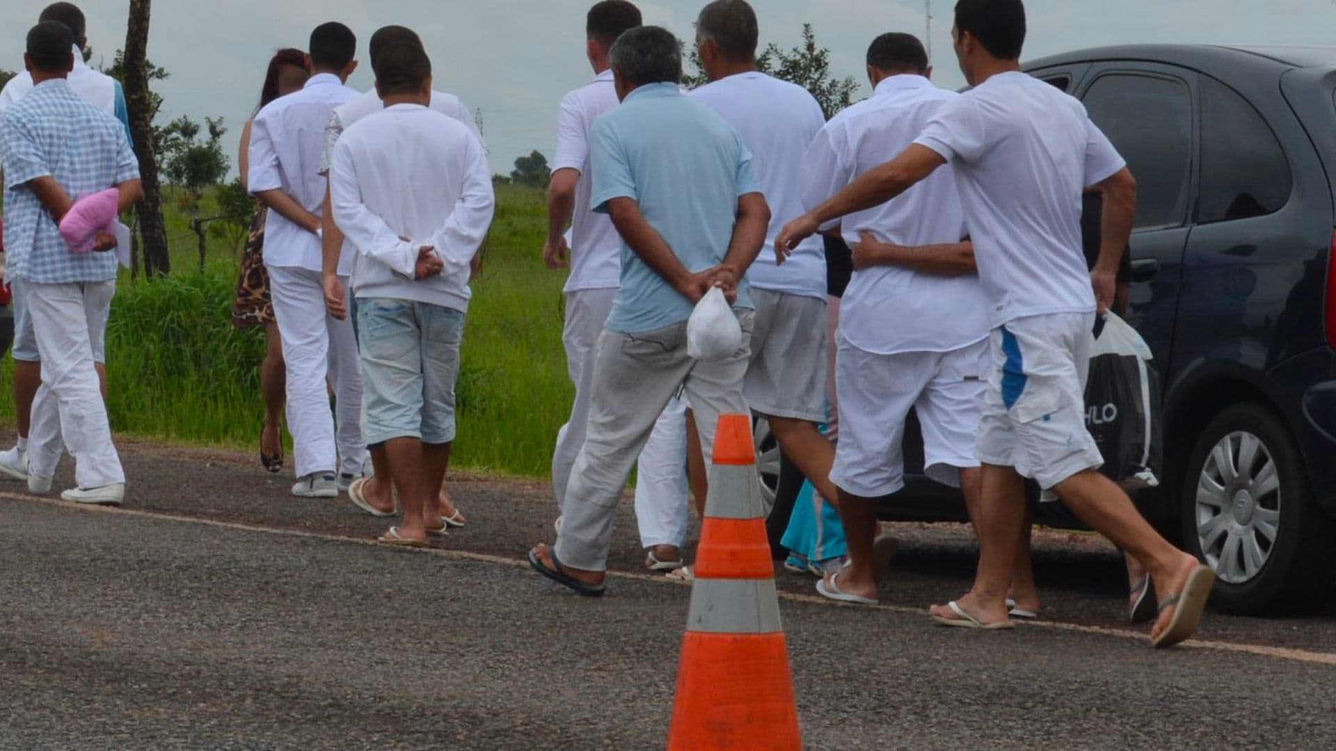 Presos deixando a cadeia para a saidinha