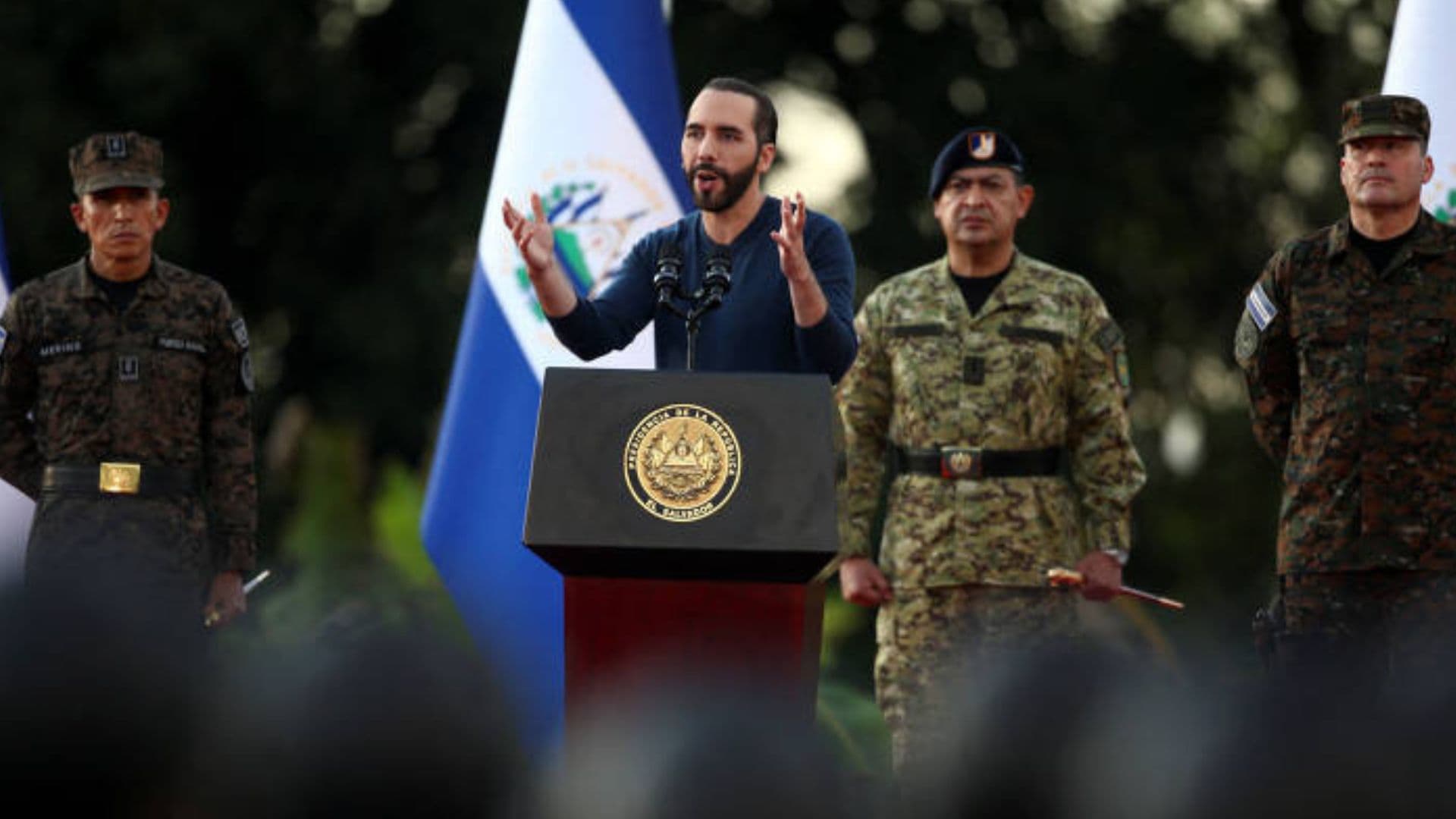 Nayib Bukele cerca terroristas em zona rural