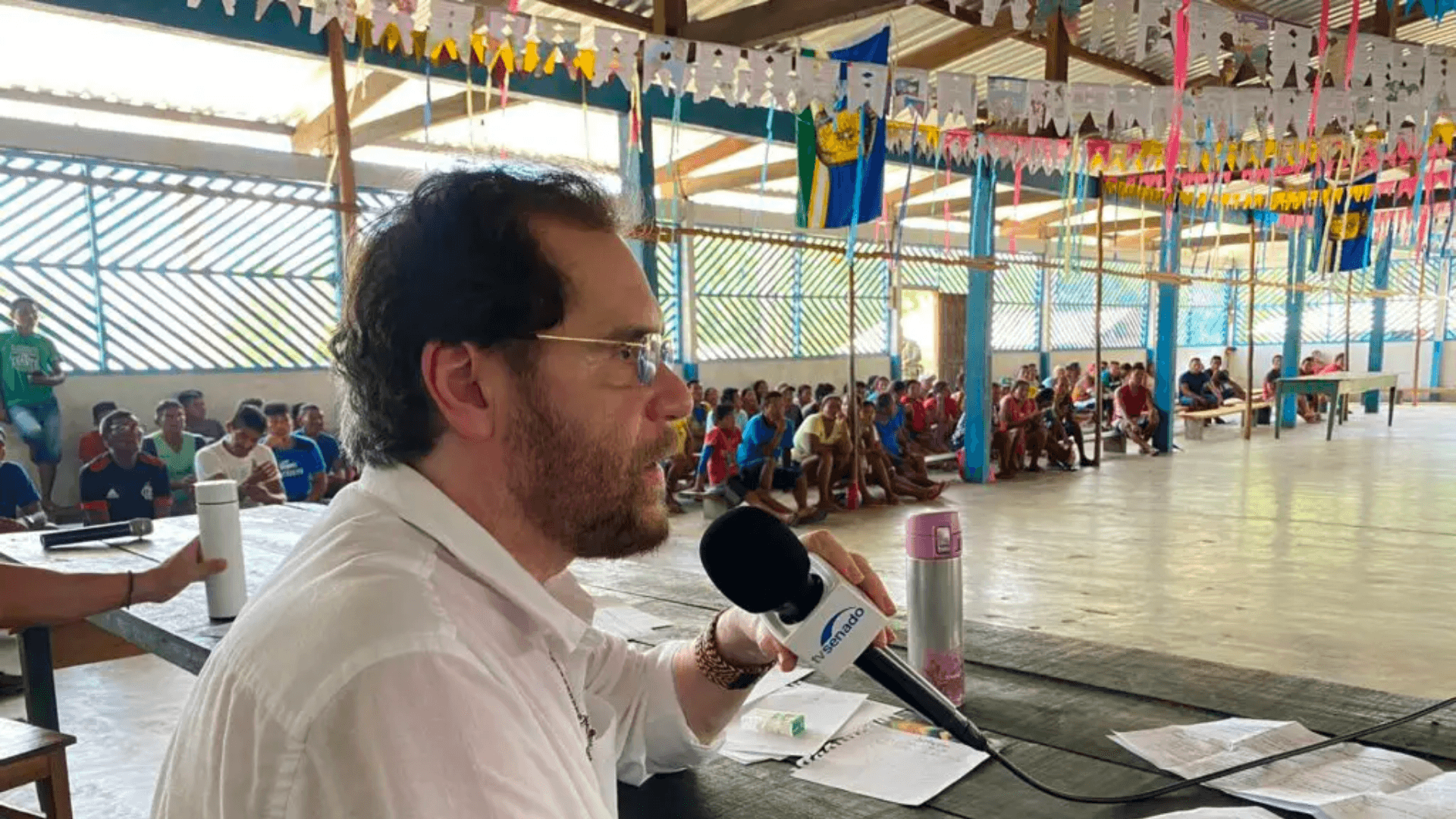 O senador Plínio Valério, presidente da CPI das ONGs, durante diligência em Pari-Cachoeira (AM), com indígenas locais.