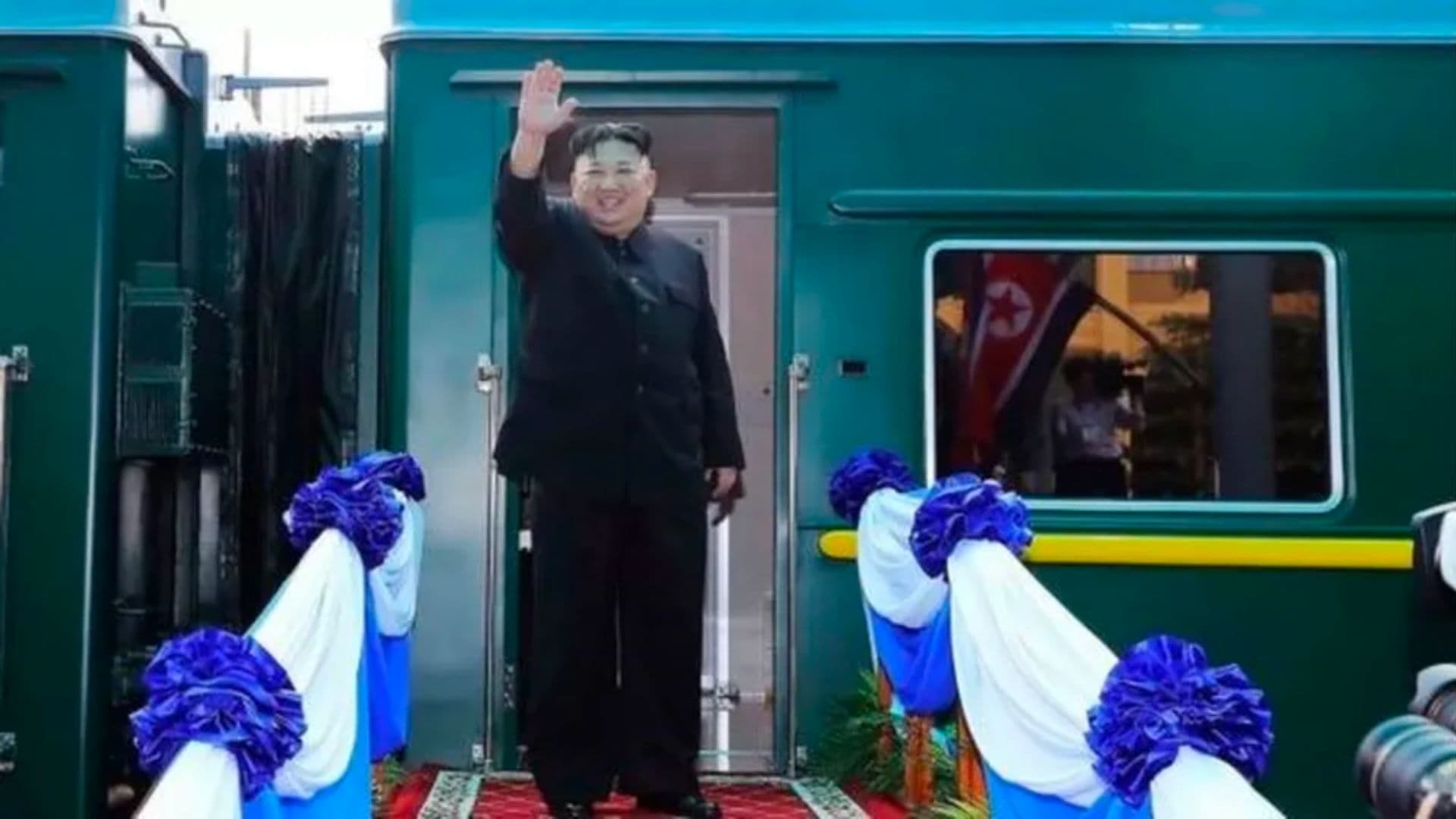 Kim Jong-un acenando antes de embarcar no trem para uma viagem, em 2019