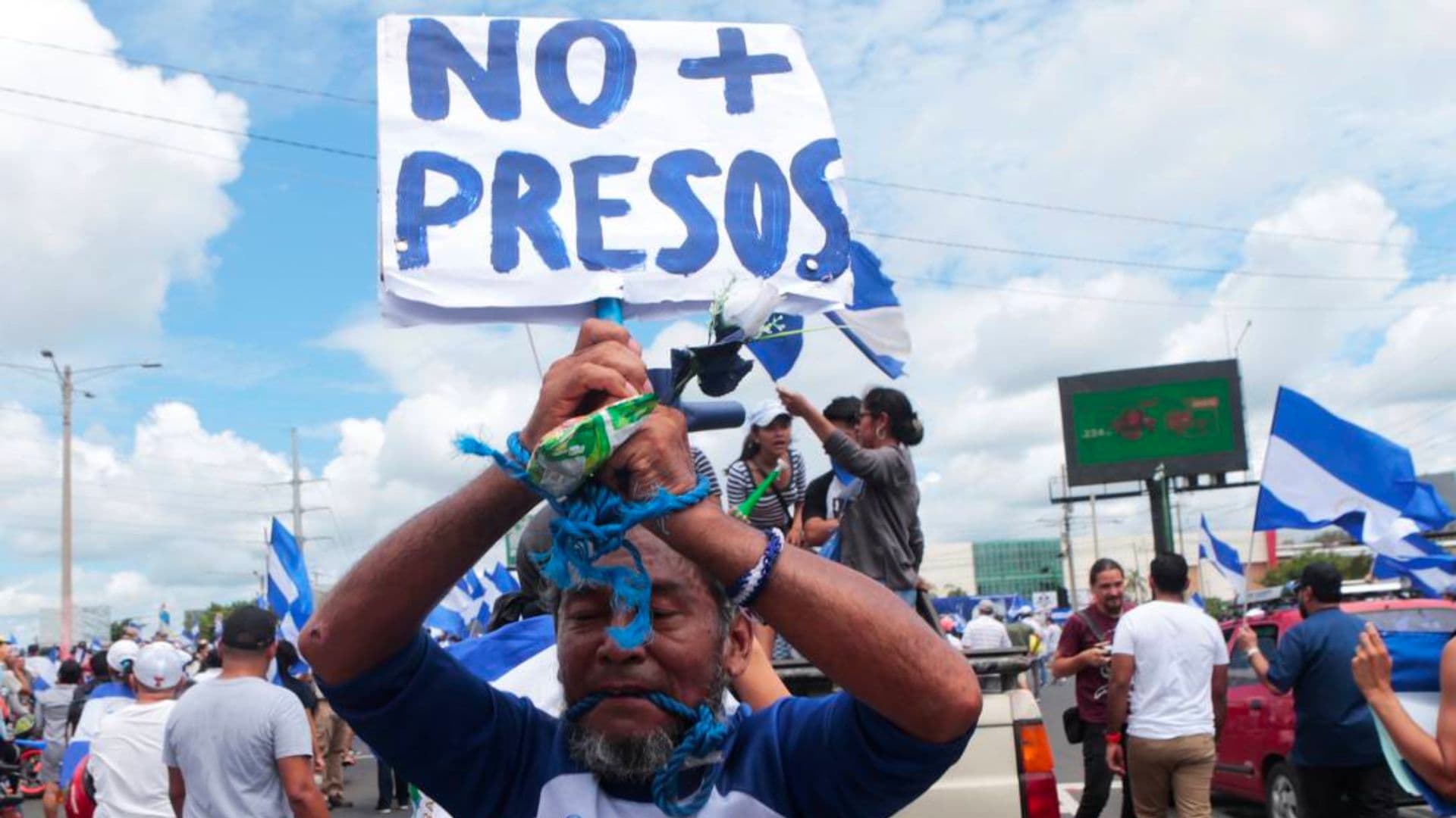 Manifestante protesta em Manágua contra prisões arbitrárias do governo de Daniel Ortega.
