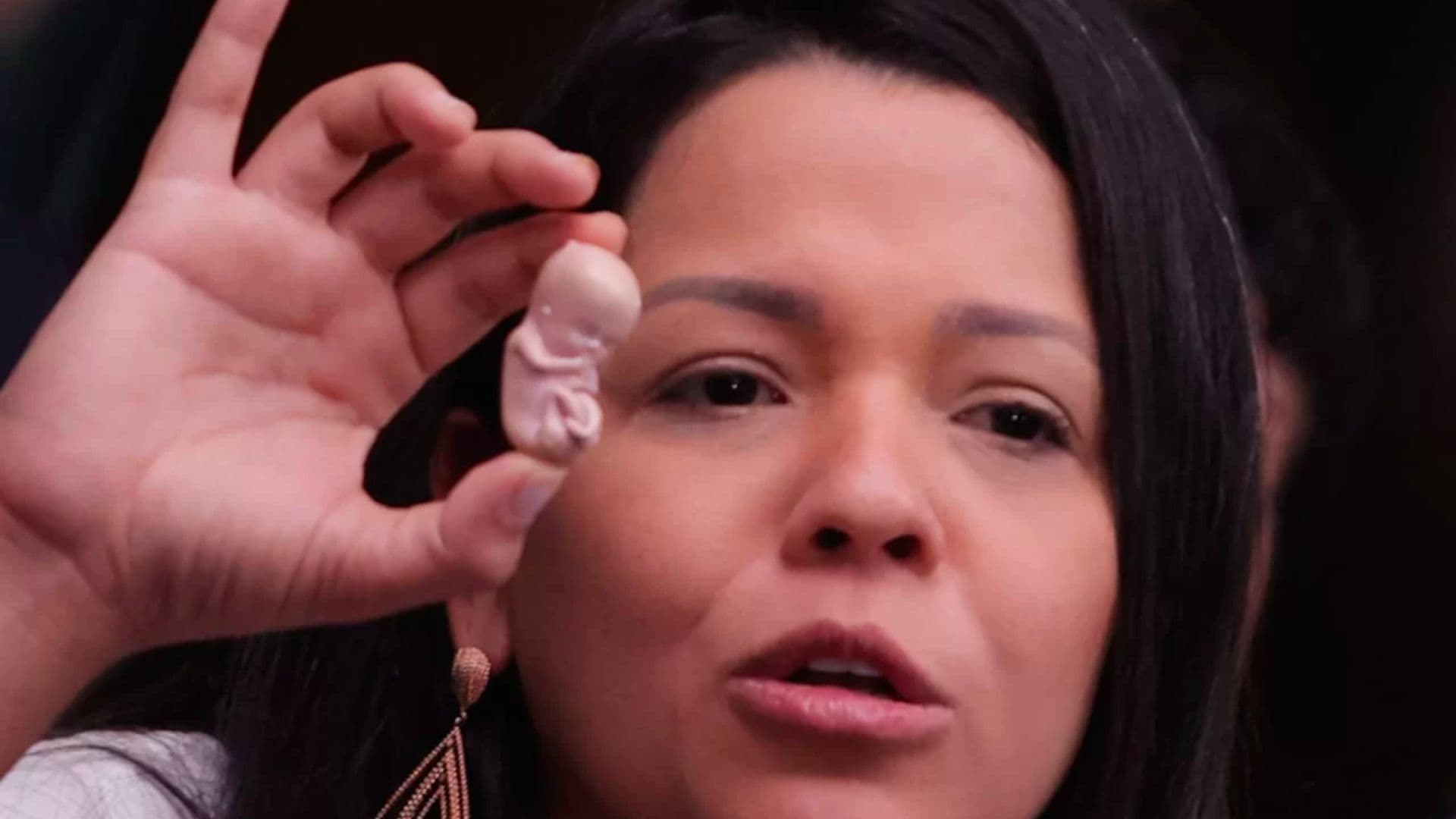 Deputada Priscila Costa (PL-CE) exibe boneco de nascituro.