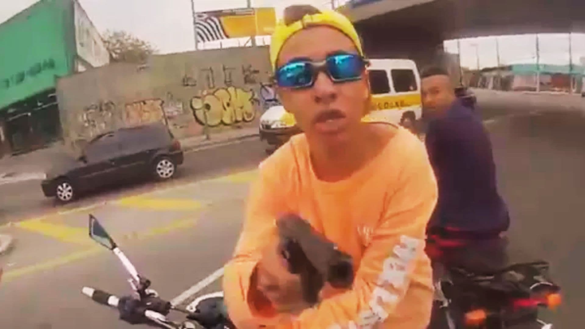 Dois assaltantes em uma moto.