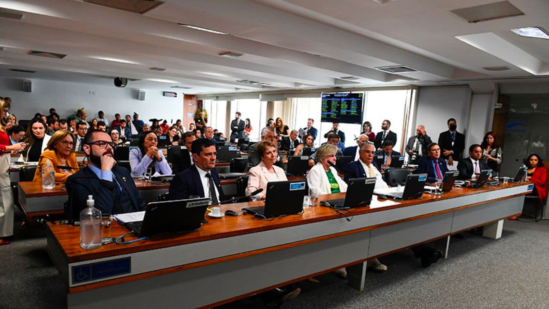 Direito de o Congresso legislar sobre tema já votado pelo STF marcou debate entre governistas e a oposição na CCJ