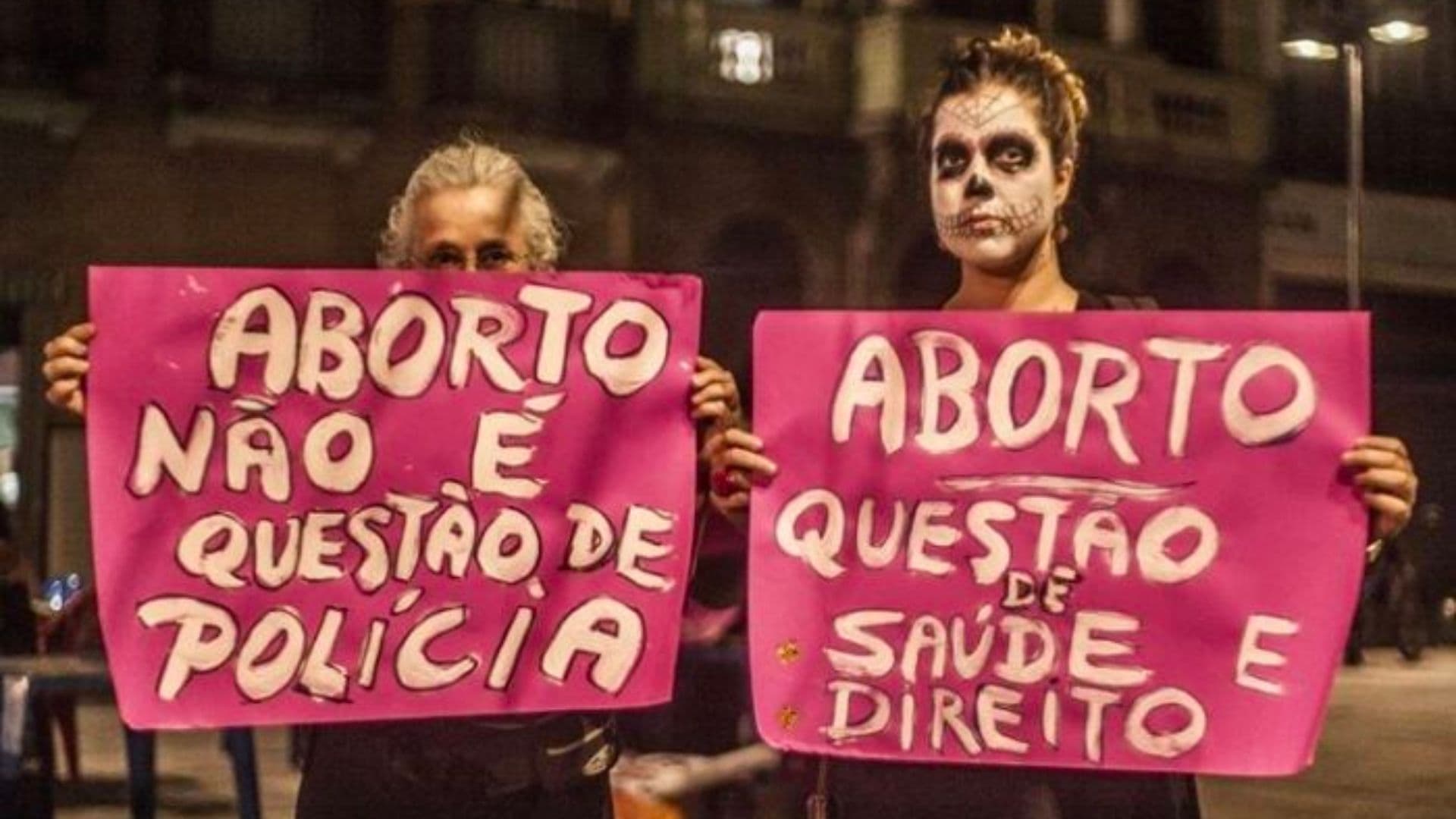 feministas segurando cartazes pró-aborto.