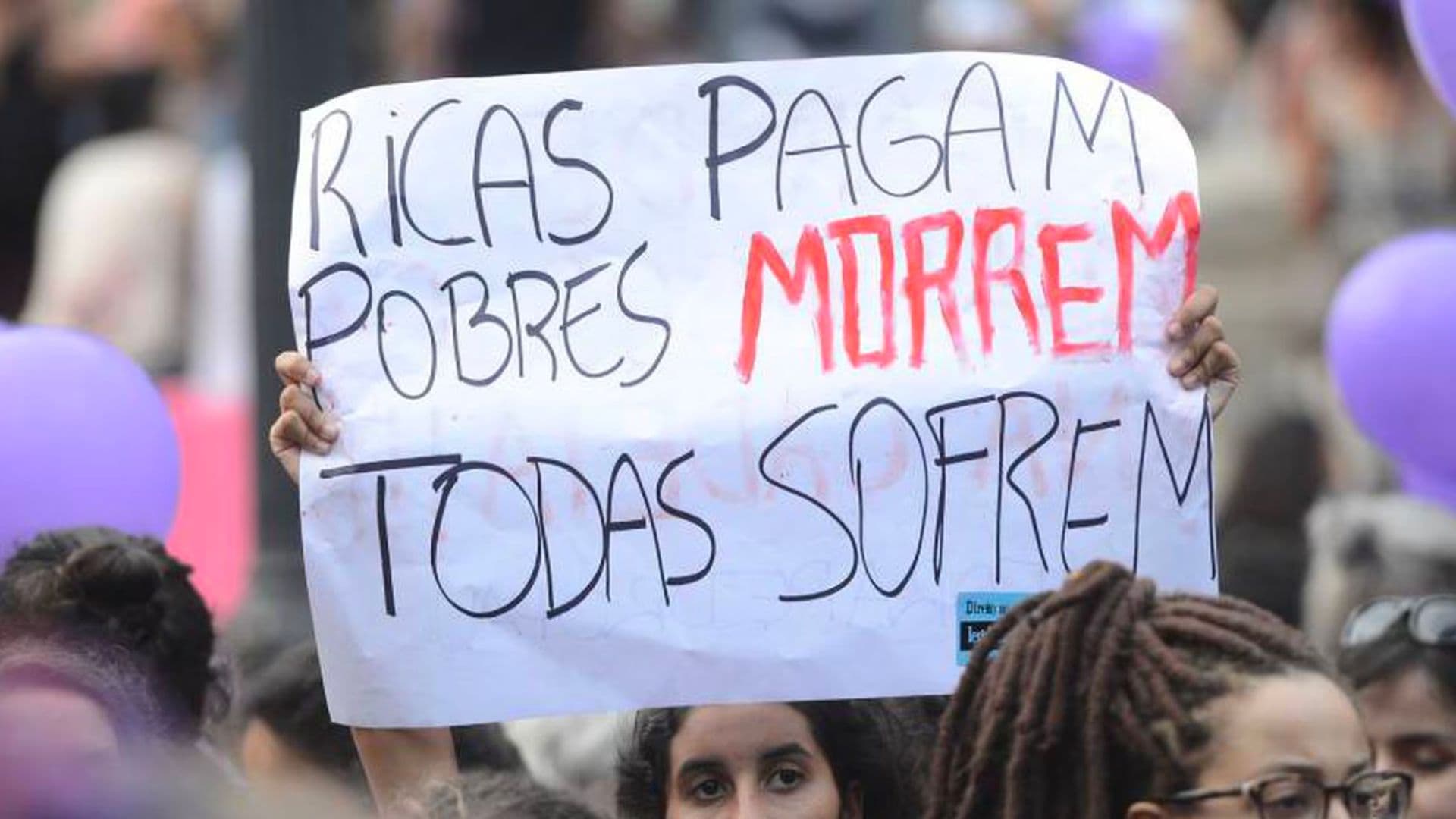 Mulheres pela descriminalização do aborto fazem ato no Rio, em março de 2016.