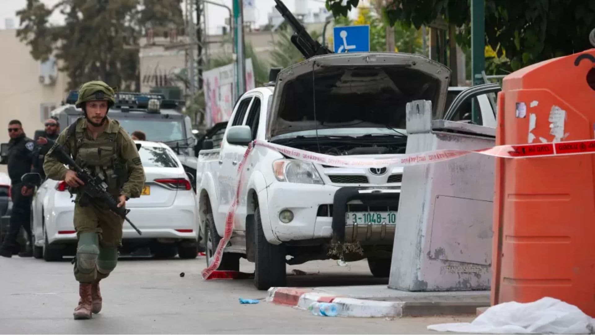 Um soldado israelense monta guarda ao lado de uma caminhonete equipada com metralhadora na cidade de Sderot, depois do ataque terrorista do Hamas.