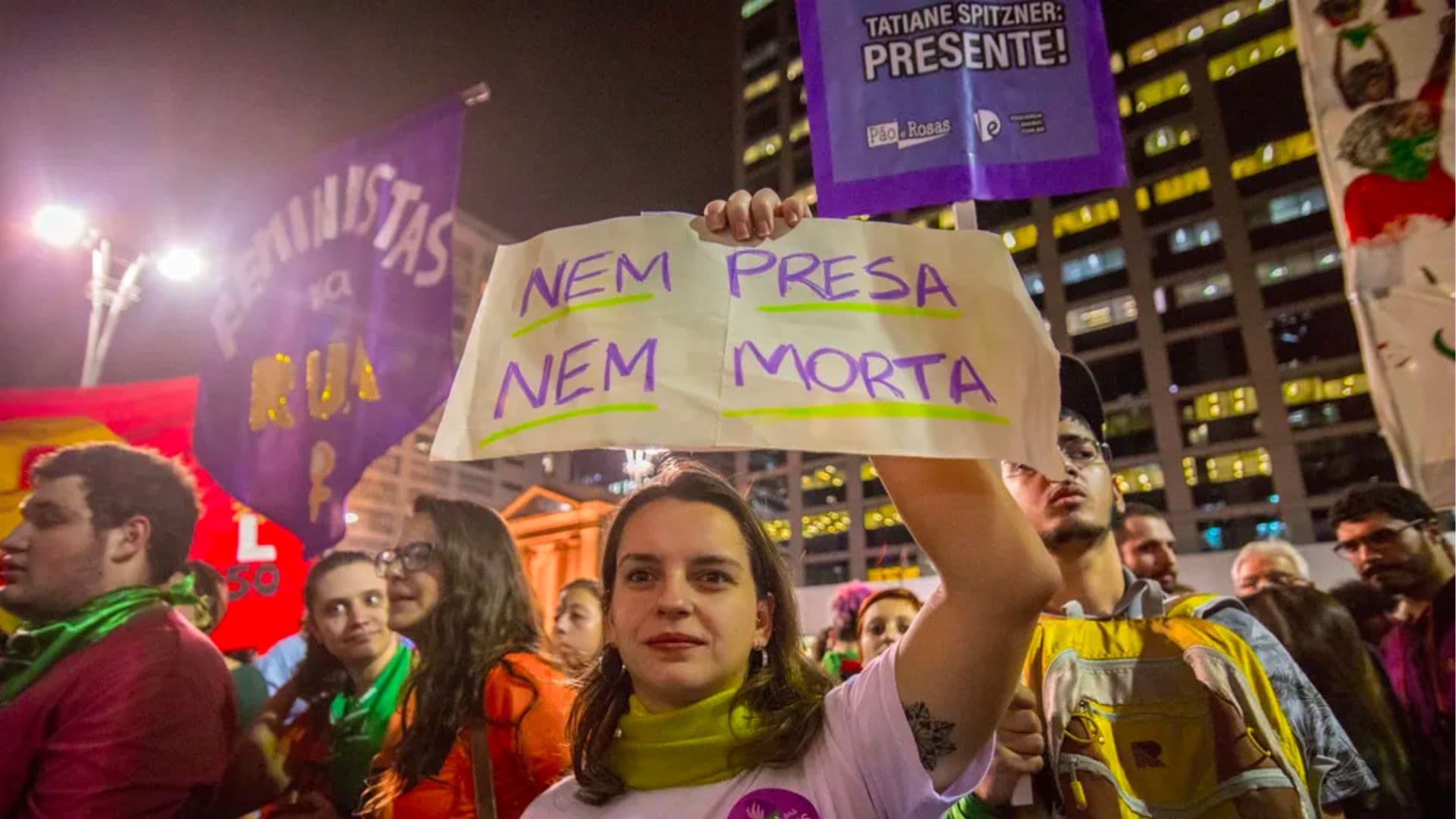 Mulher levanta cartaz que diz 'Nem presa, nem morta' em manifestação a favor da legalização do aborto em São Paulo, em 8 de agosto de 2018 .