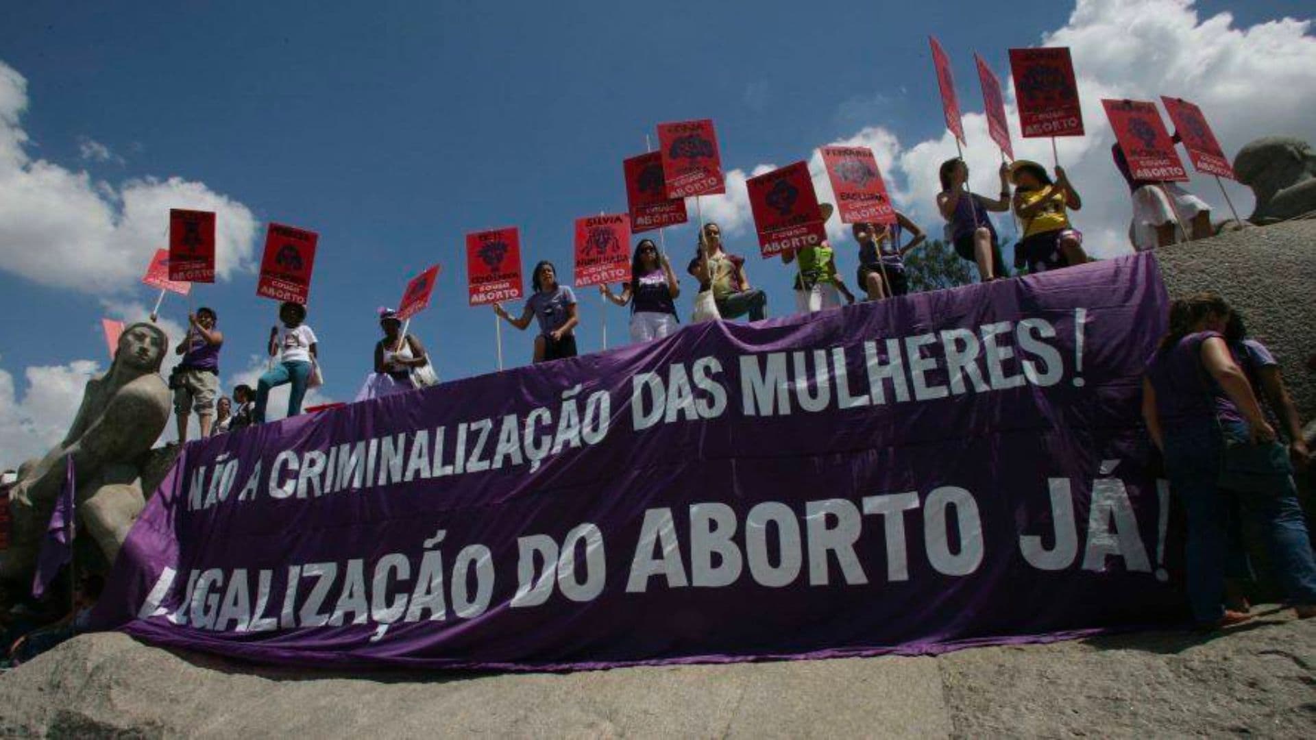 Feministas protestando em prol do aborto.