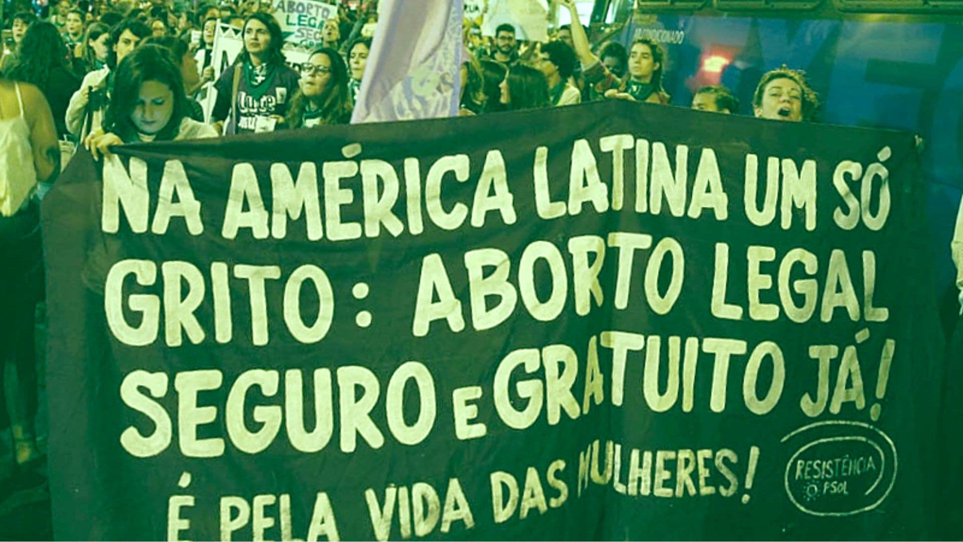 Manifestantes protestando em favor da descriminalização do aborto