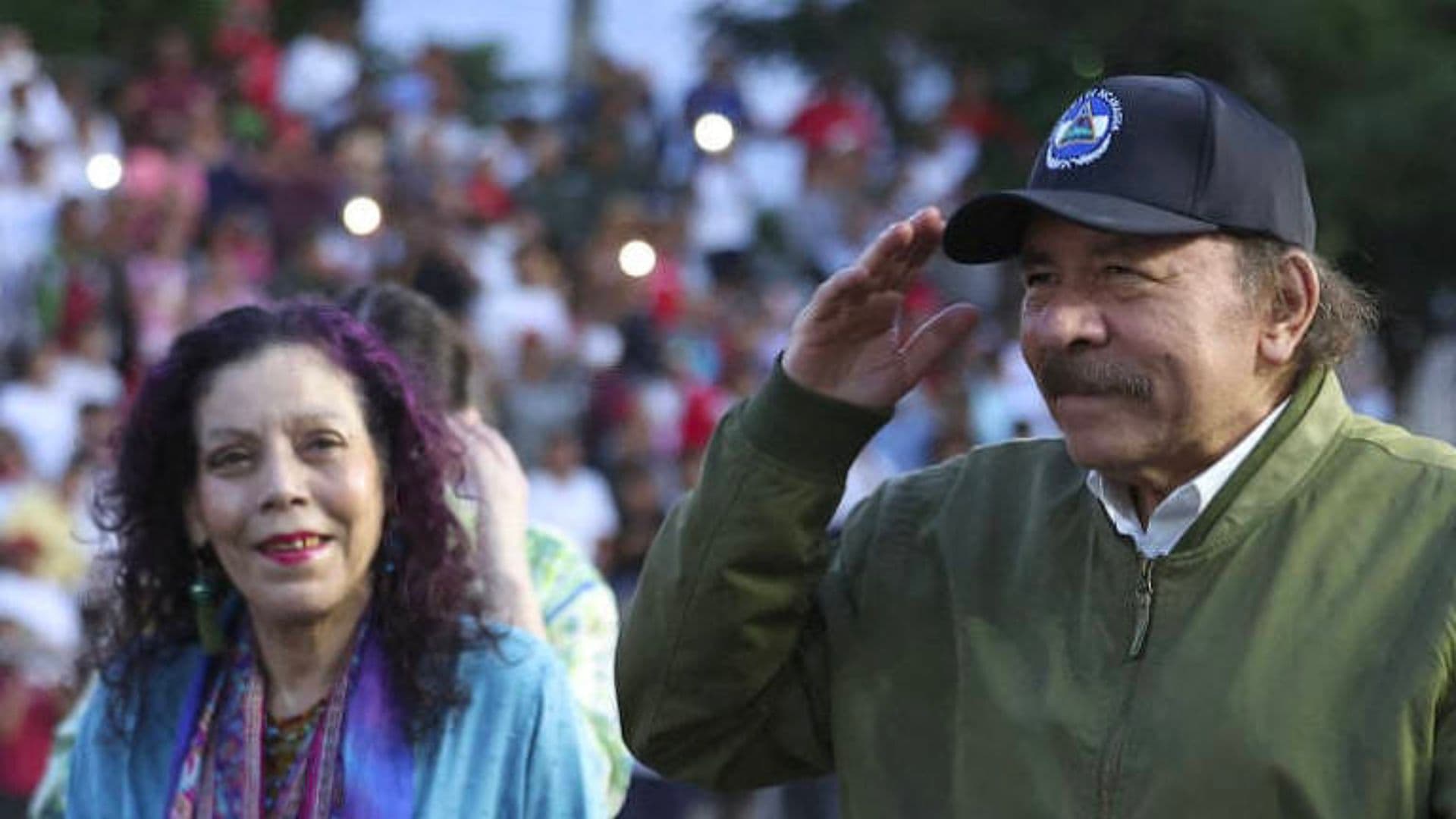 O ditador da Nicarágua, Daniel Ortega, e sua esposa e vice, Rosario Murillo, em parada militar em Manágua, em setembro.