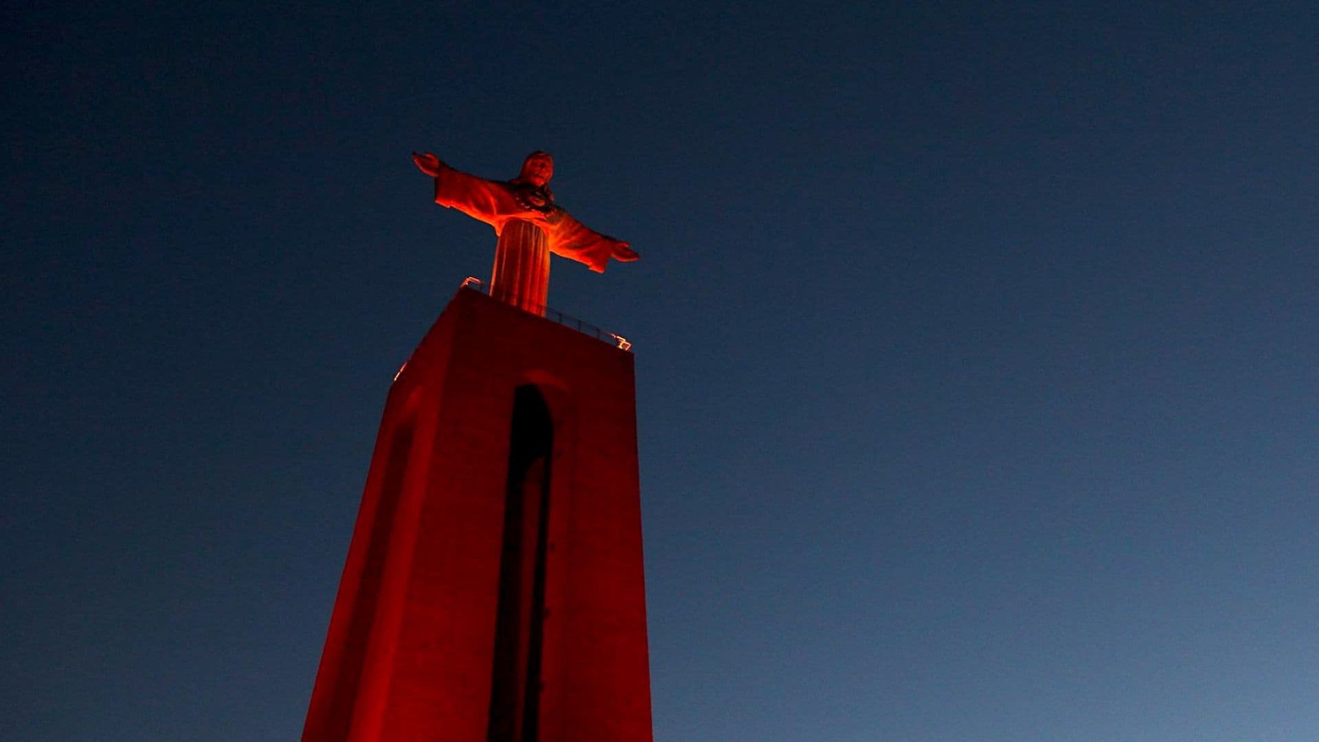 Cristo Rei Vermelho - Ajuda a Igreja que Sofre