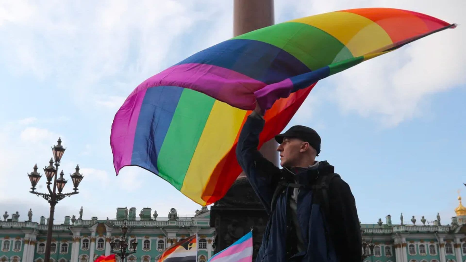 Um manifestante agita uma bandeira do arco-íris durante o comício da comunidade LGBT no centro de São Petersburgo, na Rússia, em 3 de agosto de 2019