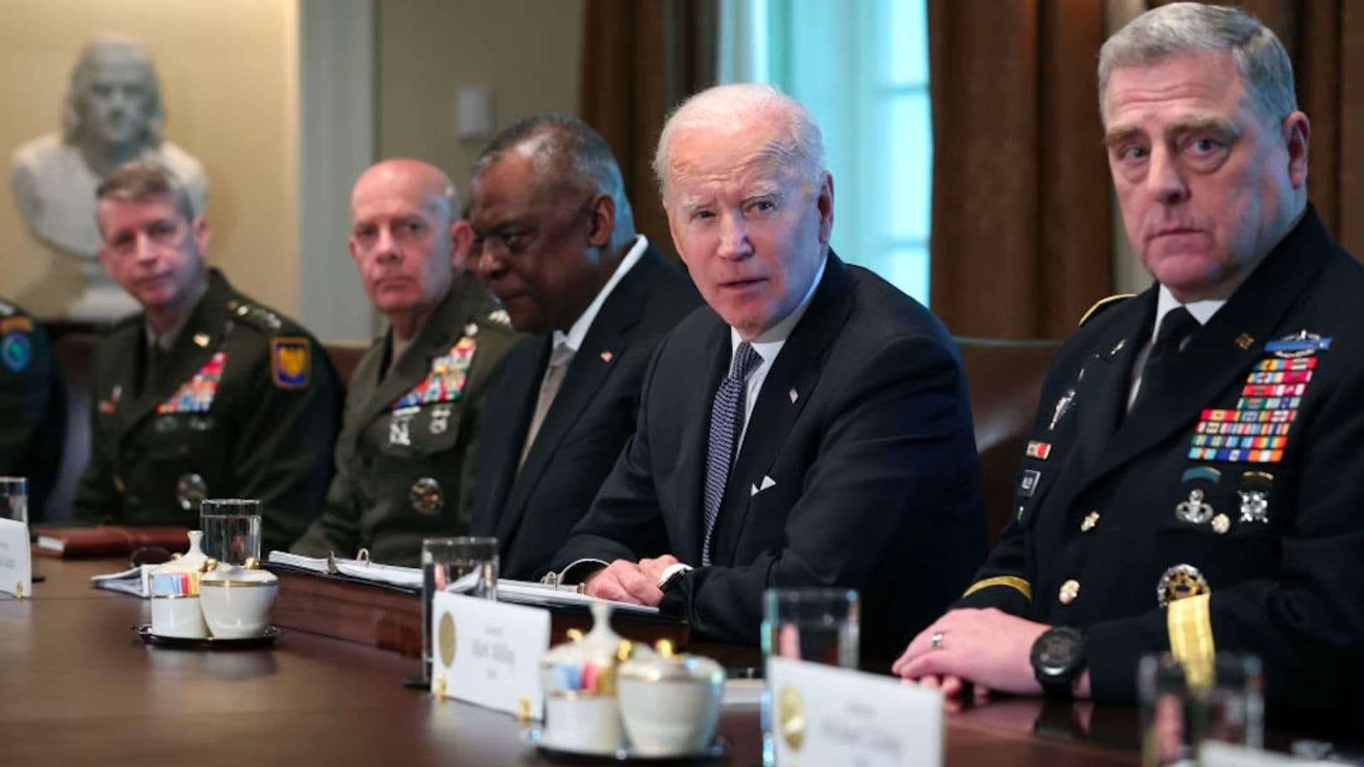 Joe Biden e representantes das forças armadas americanas.