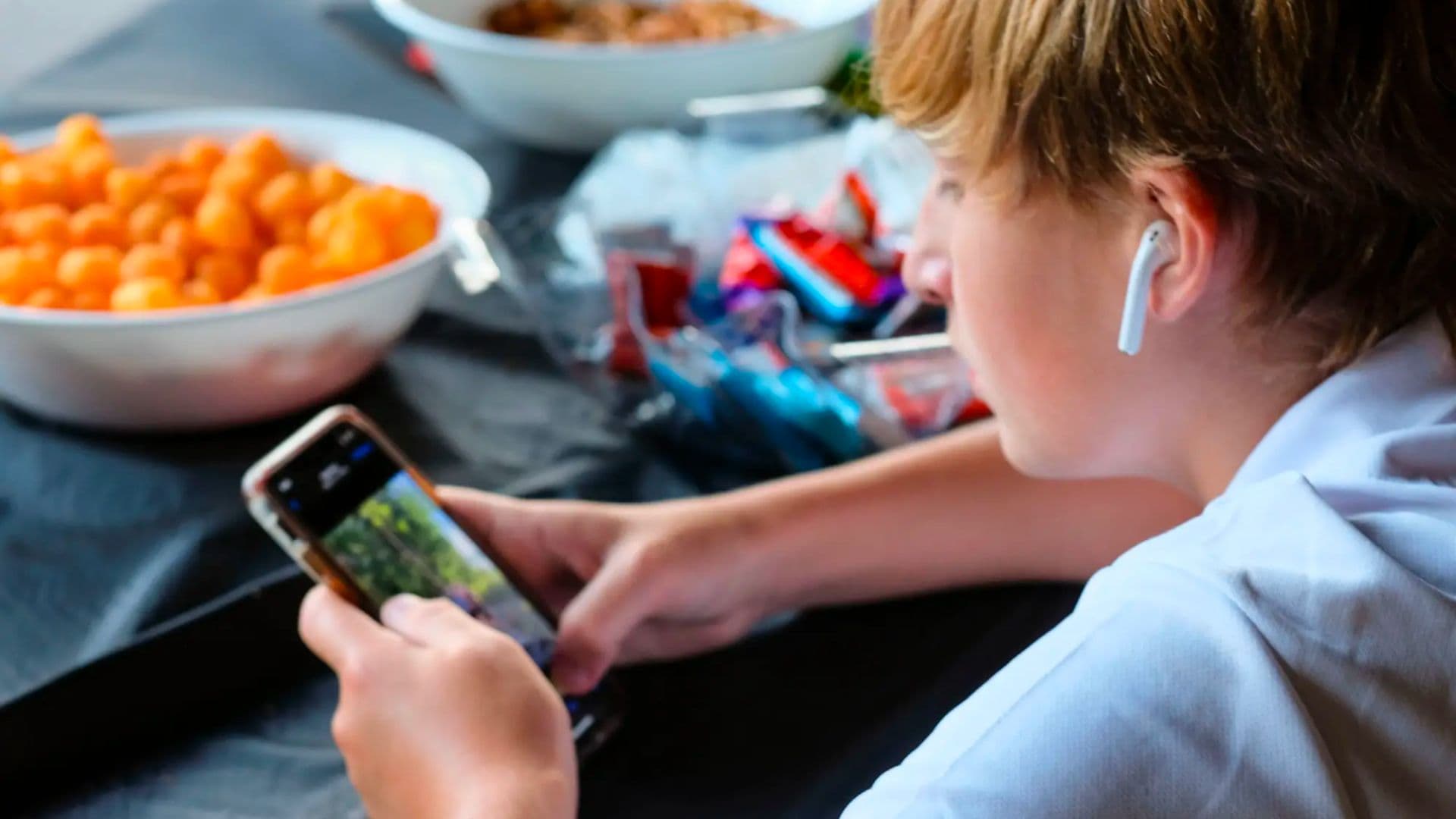 Telefone se tornou uma companhia constante de crianças e adolescentes.